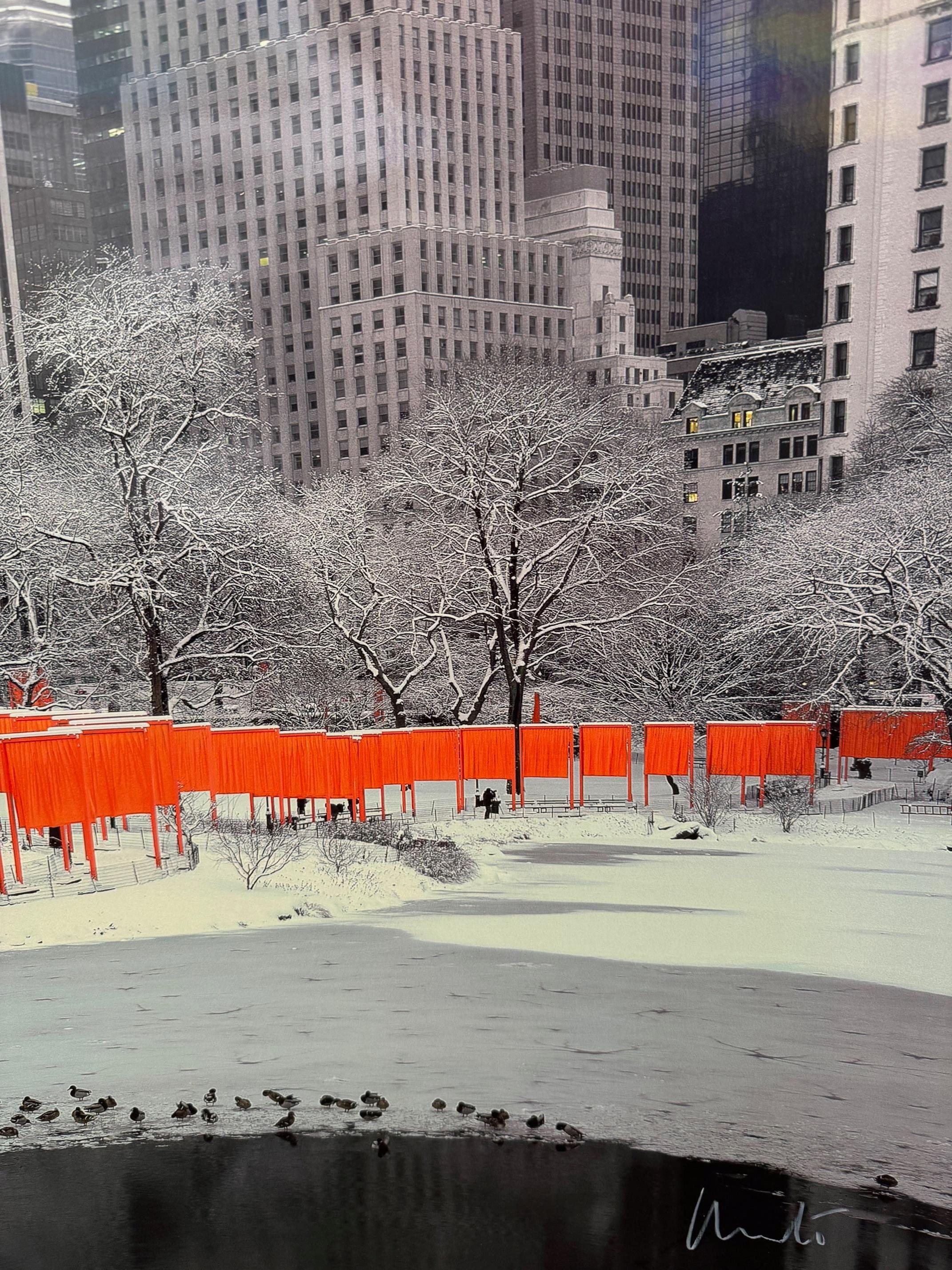 The Gates NYC Skyline in the Snow-fotografía original de arte moderno de Christo firmada en venta 7