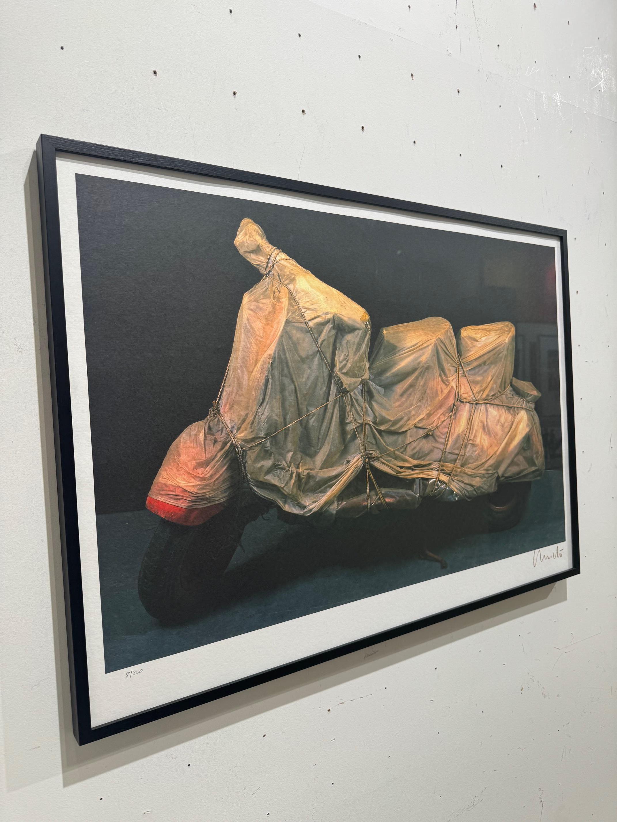 Vespa envuelta - litografía original de Christo de arte moderno vespa italiana vintage en venta 5