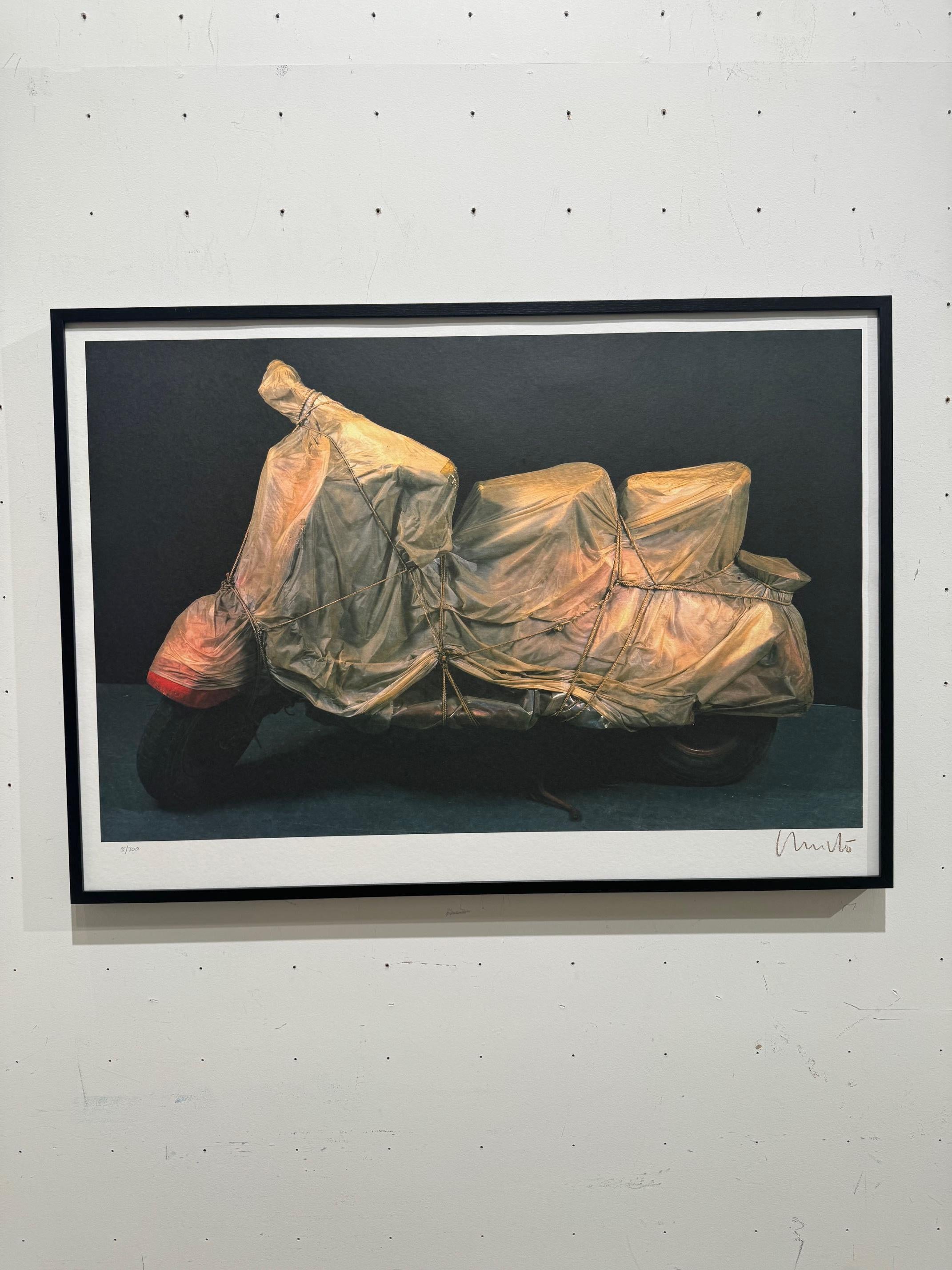 Vespa envuelta - litografía original de Christo de arte moderno vespa italiana vintage en venta 7