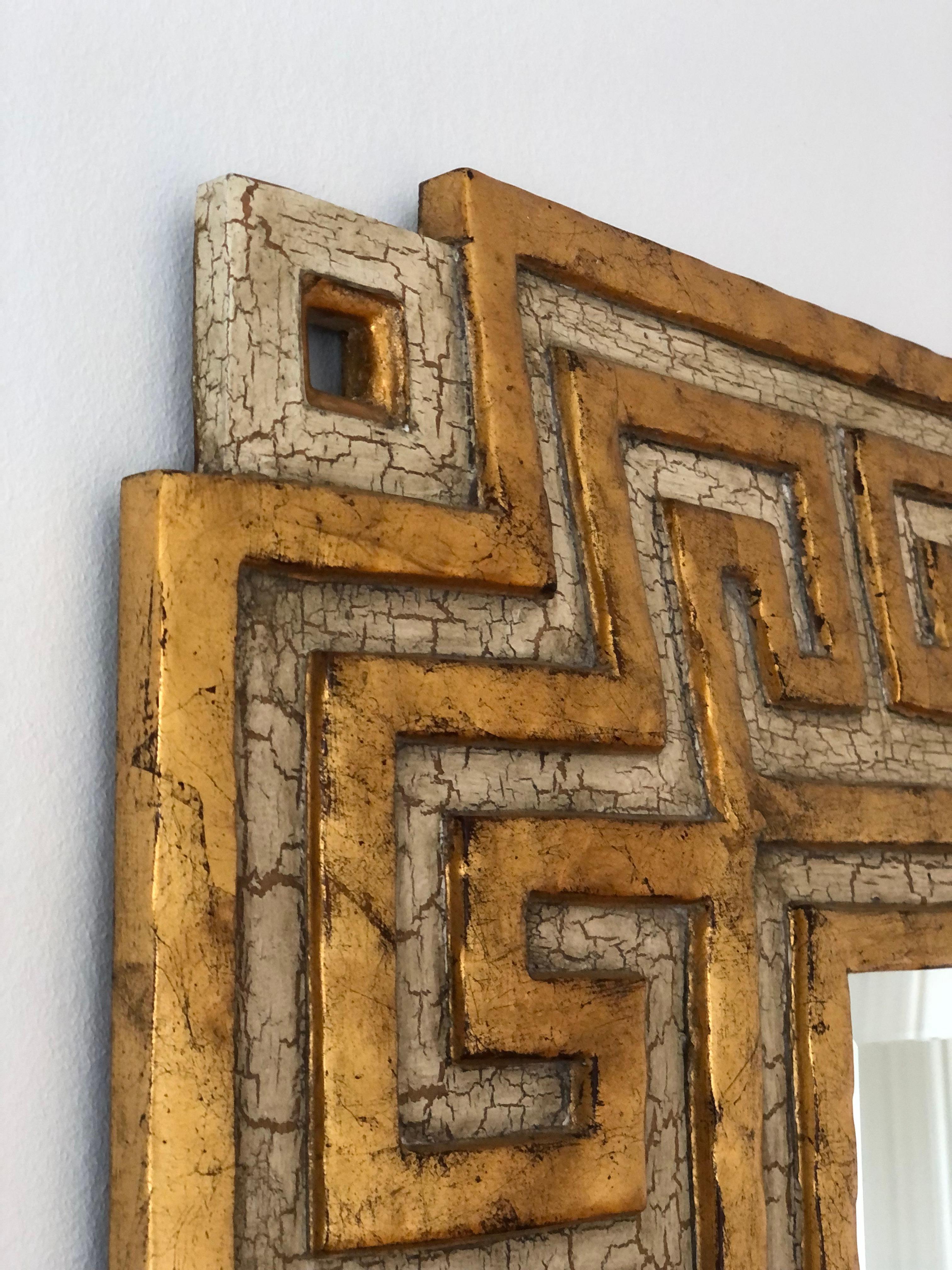 Questo specchio Christoffer Guy Harrison di Harrison & Gil è un raffinato esempio di maestria artigianale. La cornice in legno dorato, disegnata in stile neoclassico, presenta un sorprendente motivo Meander che aggiunge un tocco di eleganza senza