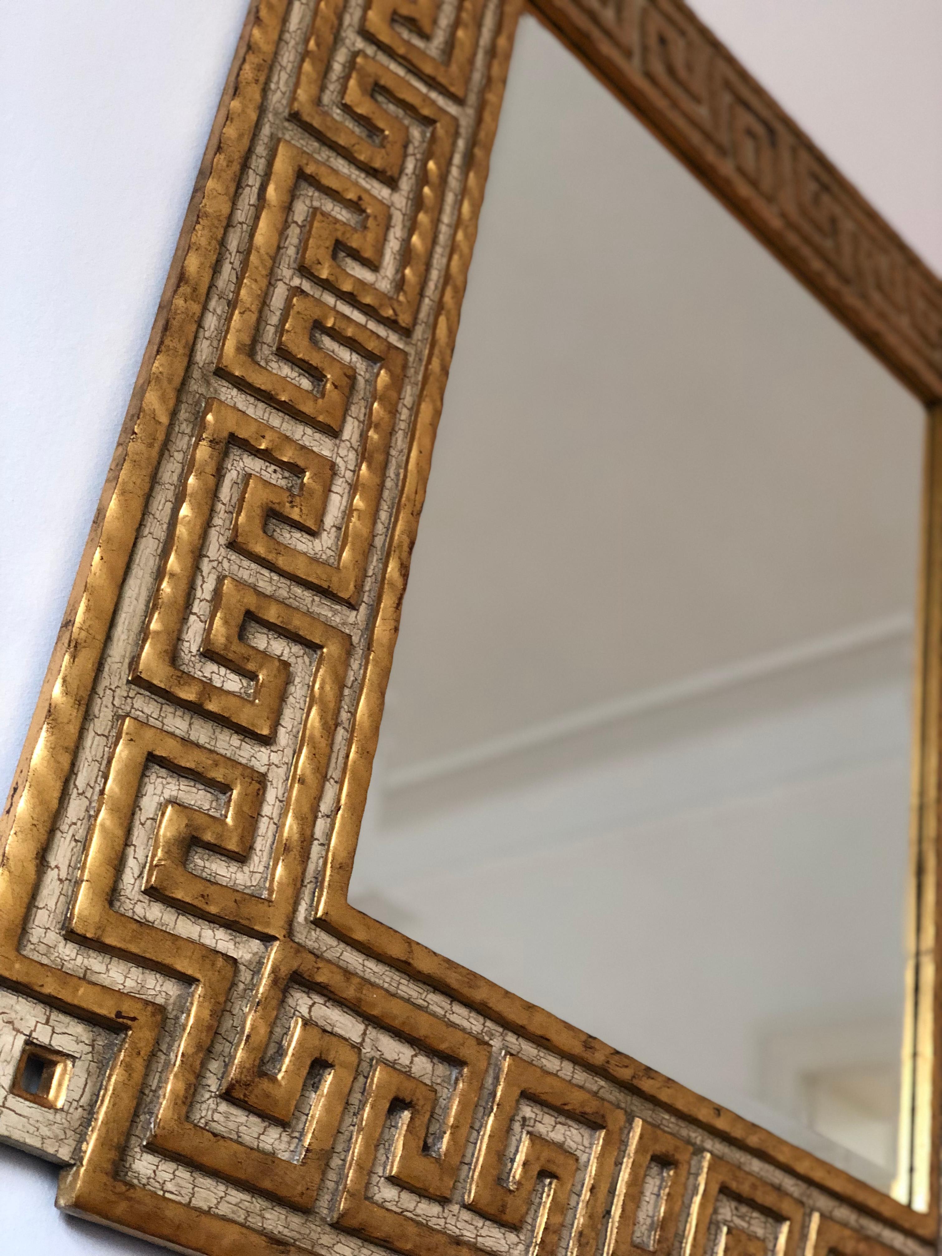 Americano Christoffer Guy Harrison Specchio neoclassico grande con motivo a meandro in legno dorato in vendita
