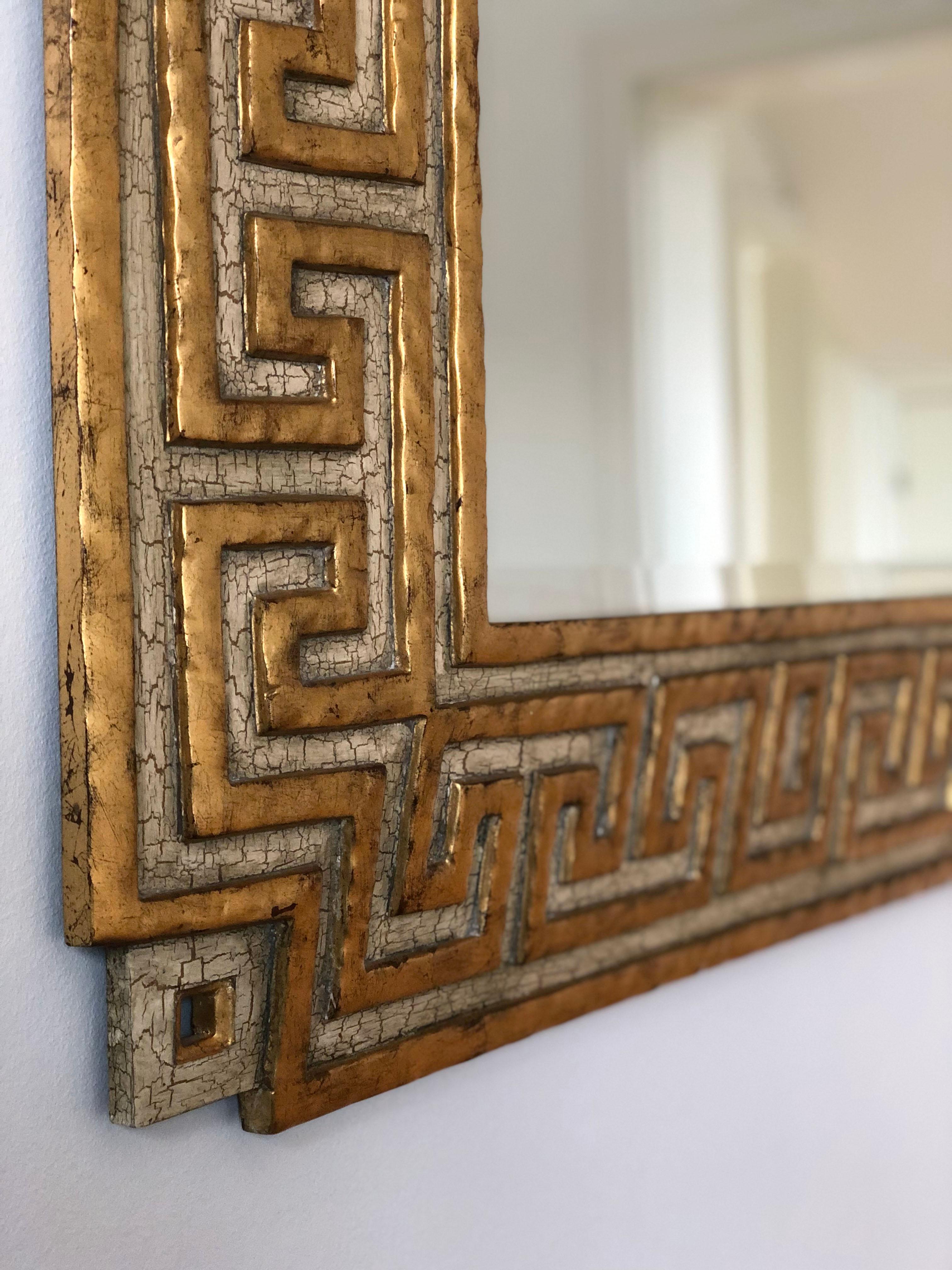XX secolo Christoffer Guy Harrison Specchio neoclassico grande con motivo a meandro in legno dorato in vendita