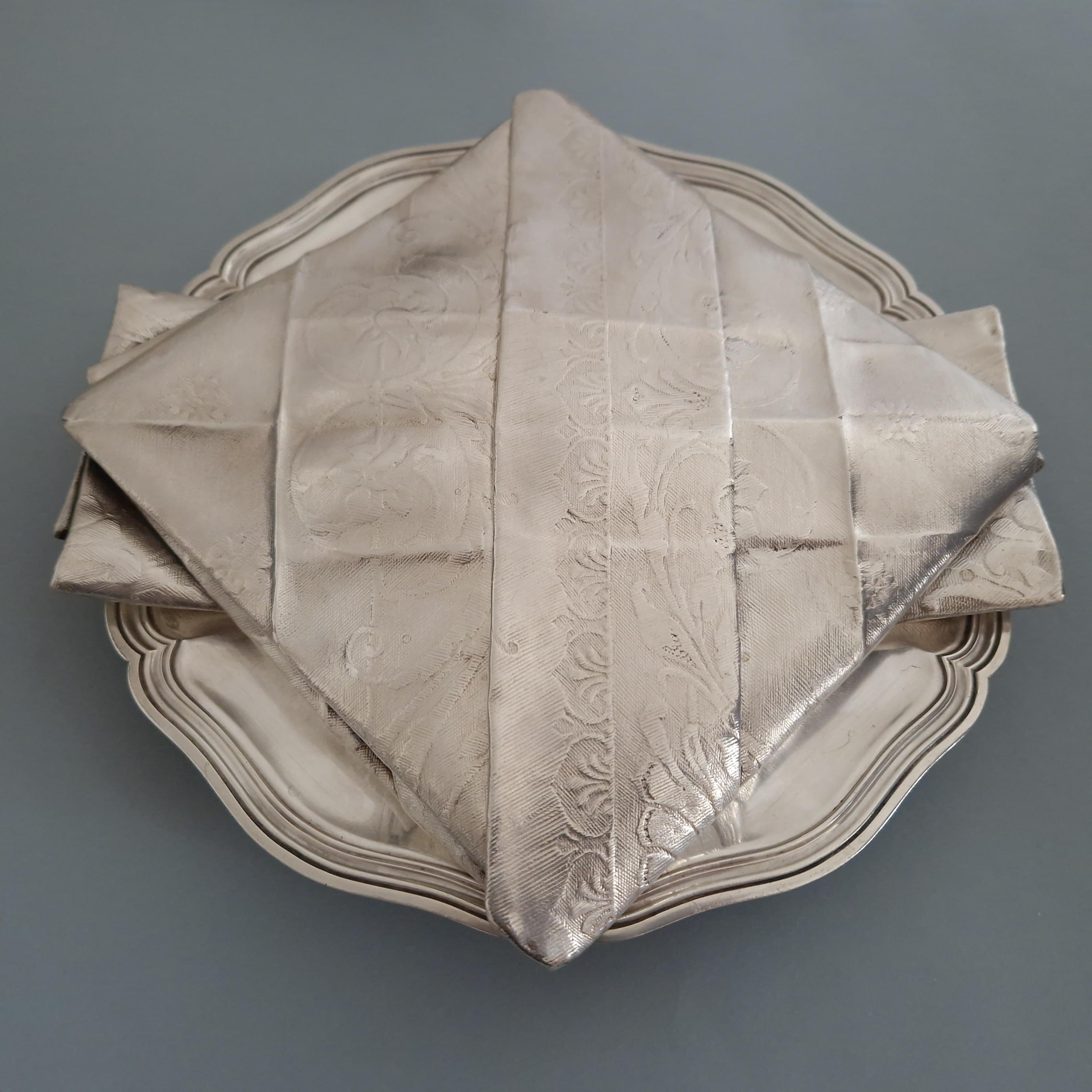 Rare silver-plated chestnut plate from Maison Christofle 

Two damask and folded napkins forming a lid opening in the middle, rest on a silver-plated plate molded with contoured fillets 

Christofle hallmark 
Number 1014342, circa 1880 
28 x