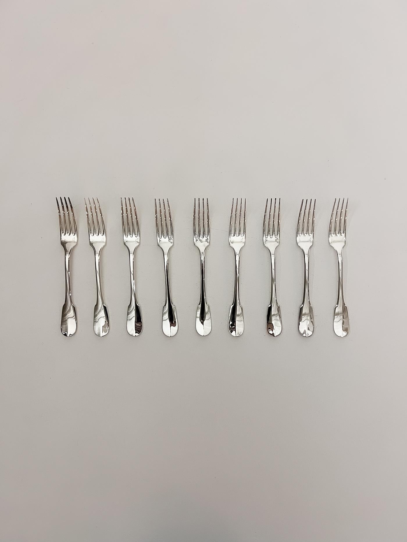 Christofle Cluny silverware set, consisting of 26 pieces, including 9 soup spoons, 9 forks, 6 teaspoons, and 2 knives. The Cluny model is ornament-free to allow for personalization with initial engravings. Very good condition.
LP2191