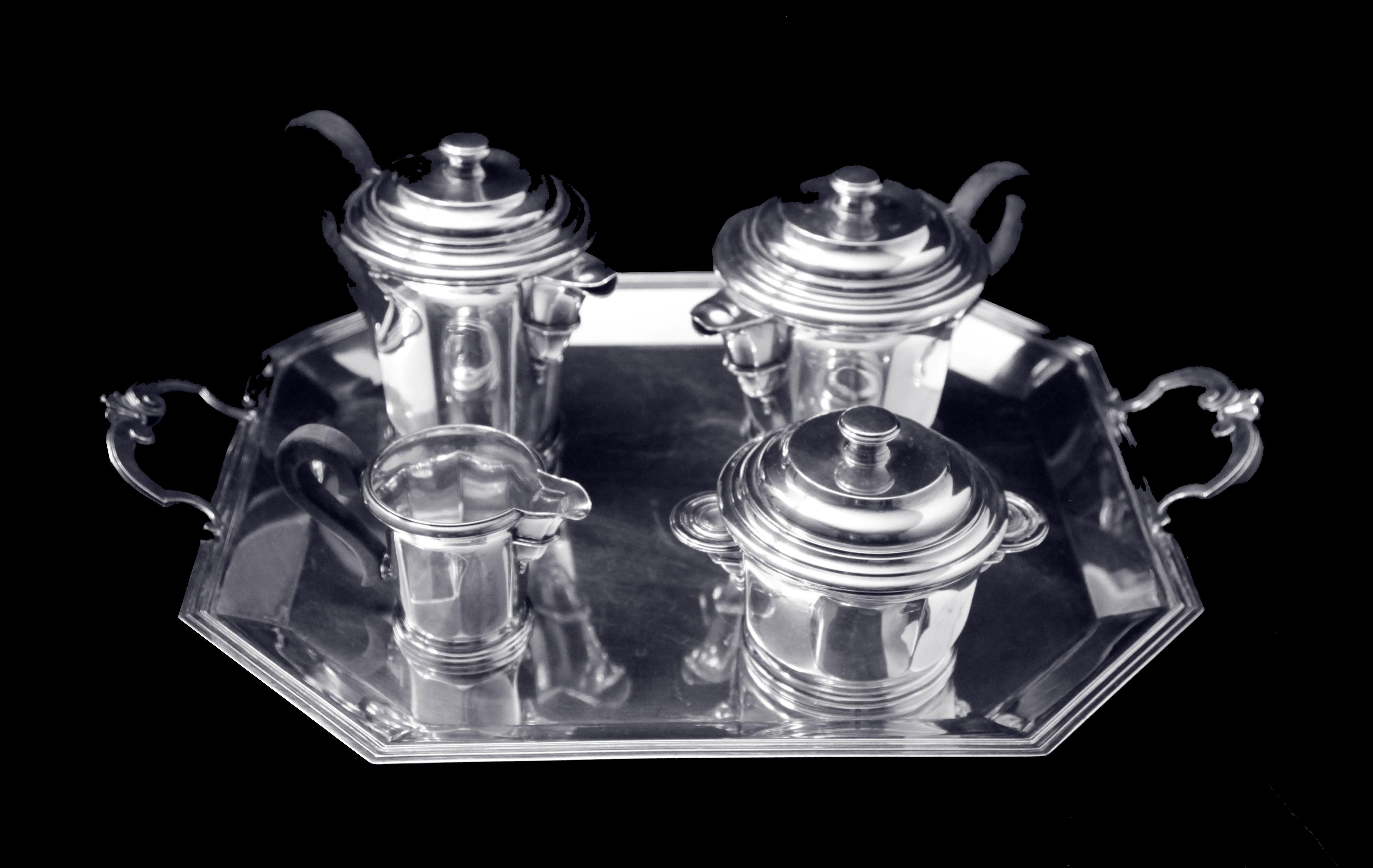 Directamente desde París, el lugar de nacimiento del Art Déco, una impresionante colección de 4 pzs. Juego de té Art Decó de plata de ley de la 