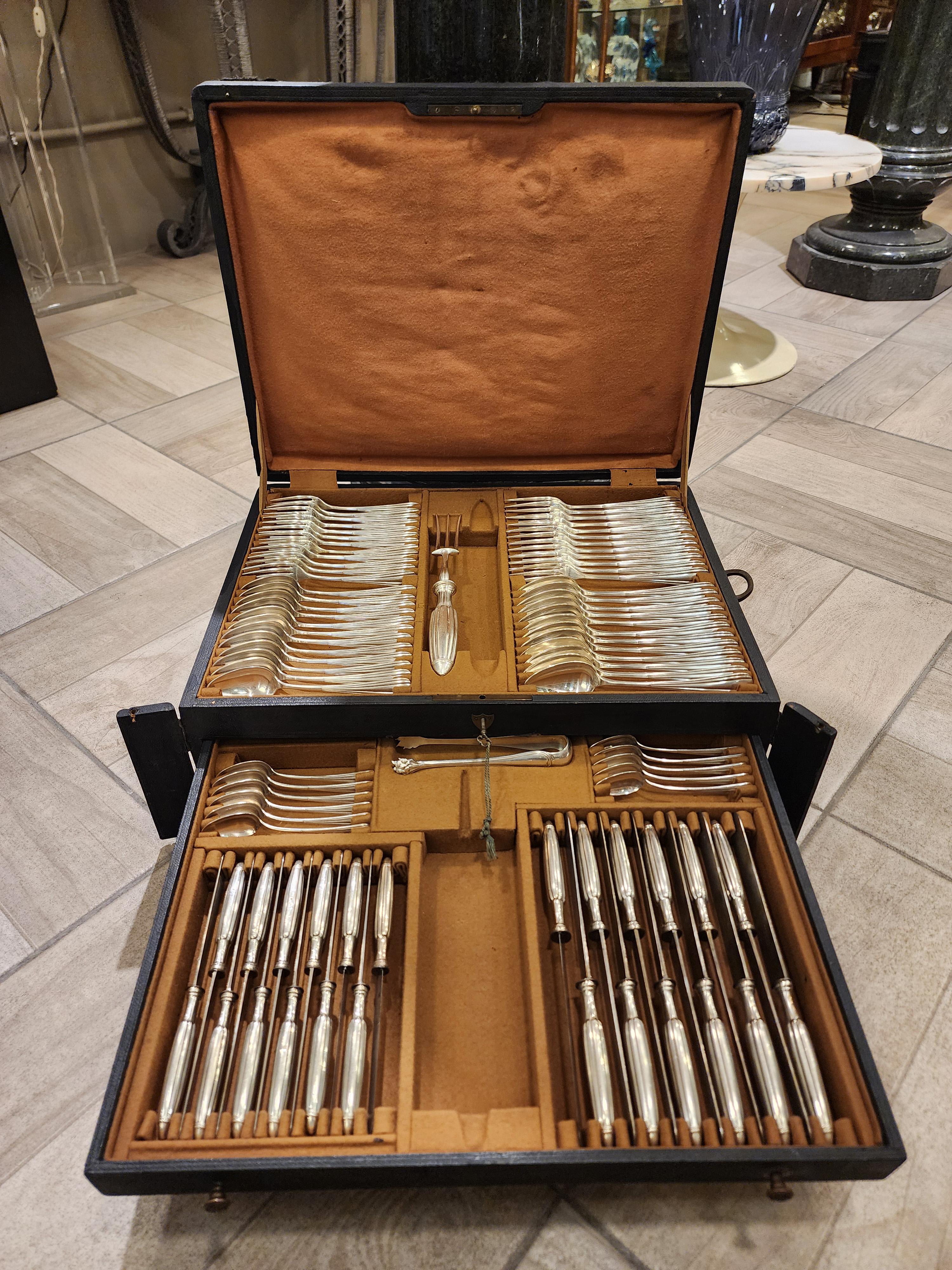 Christofle A PARIS 92 pezzi di posate Art Deco con custodia
Bellissimo set Art Deco da 92 pezzi di Christofle con astuccio:
12 forchette da bistecca (21 centimetri)
12 coltelli da bistecca (25 centimetri)
12 cucchiai da tavola (20 centimetri)
12