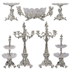 Christofle un centre de table et une garniture de sept chandeliers