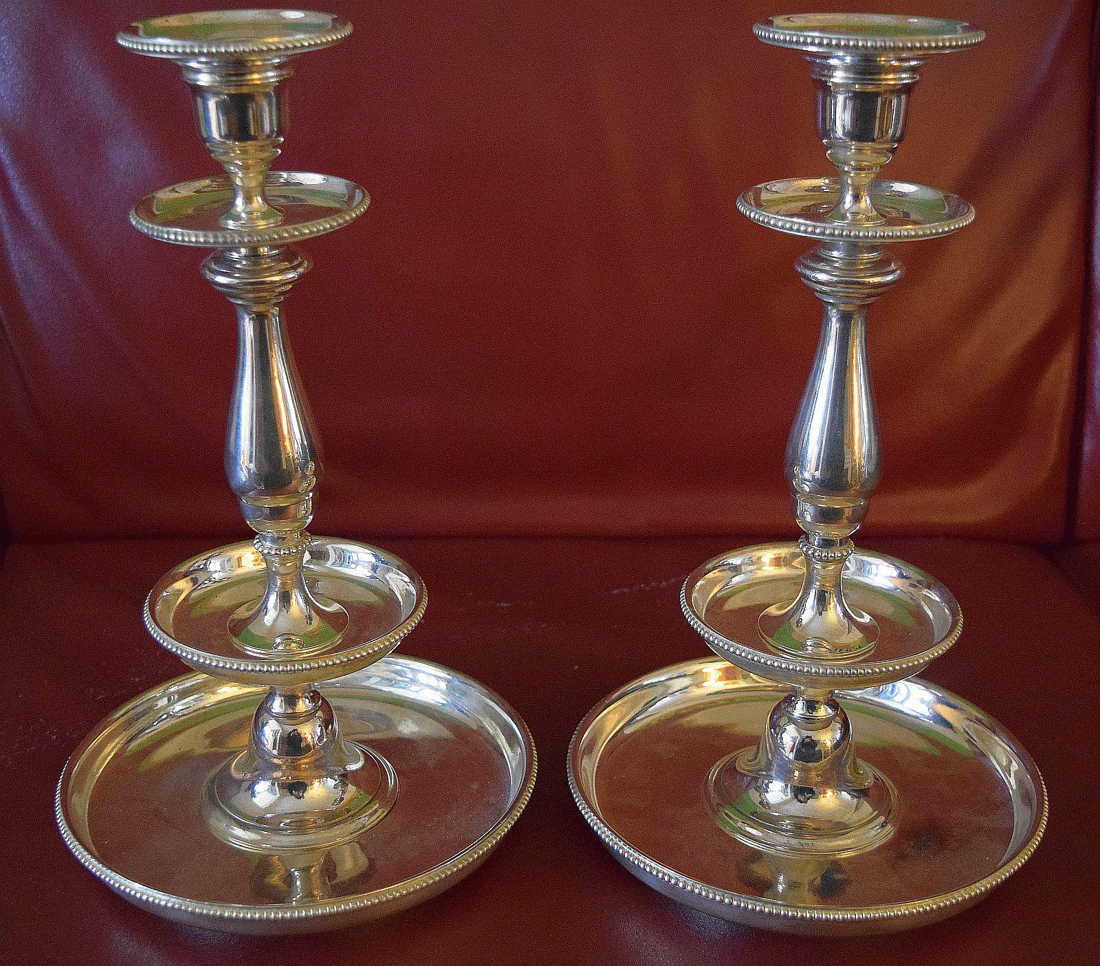 Christofle  Ein sehr schönes und attraktives Paar antiker Candle Sticks aus Silberblech. für Damen oder Herren im Angebot