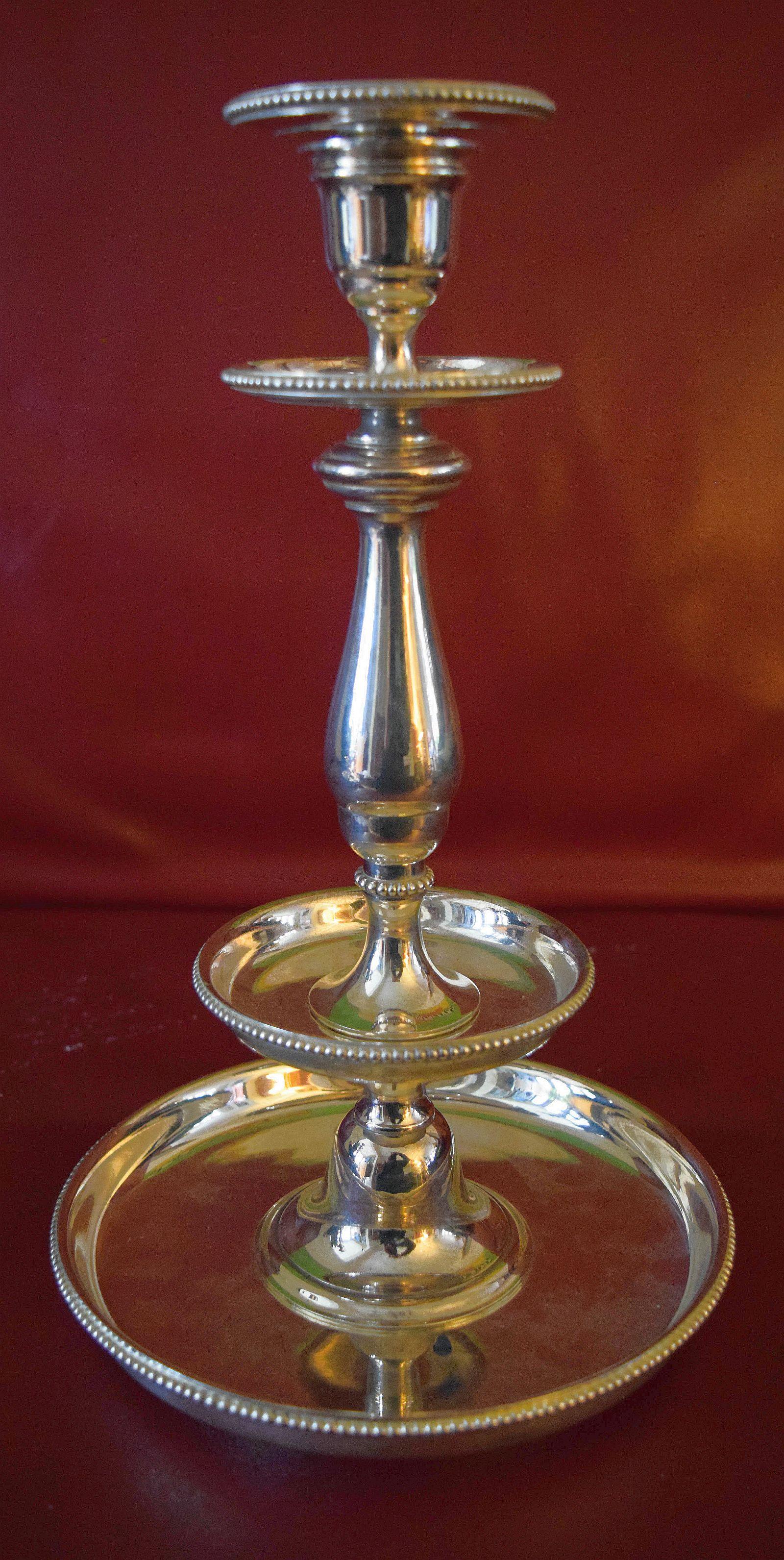 Christofle  Ein sehr schönes und attraktives Paar antiker Candle Sticks aus Silberblech. im Angebot 1