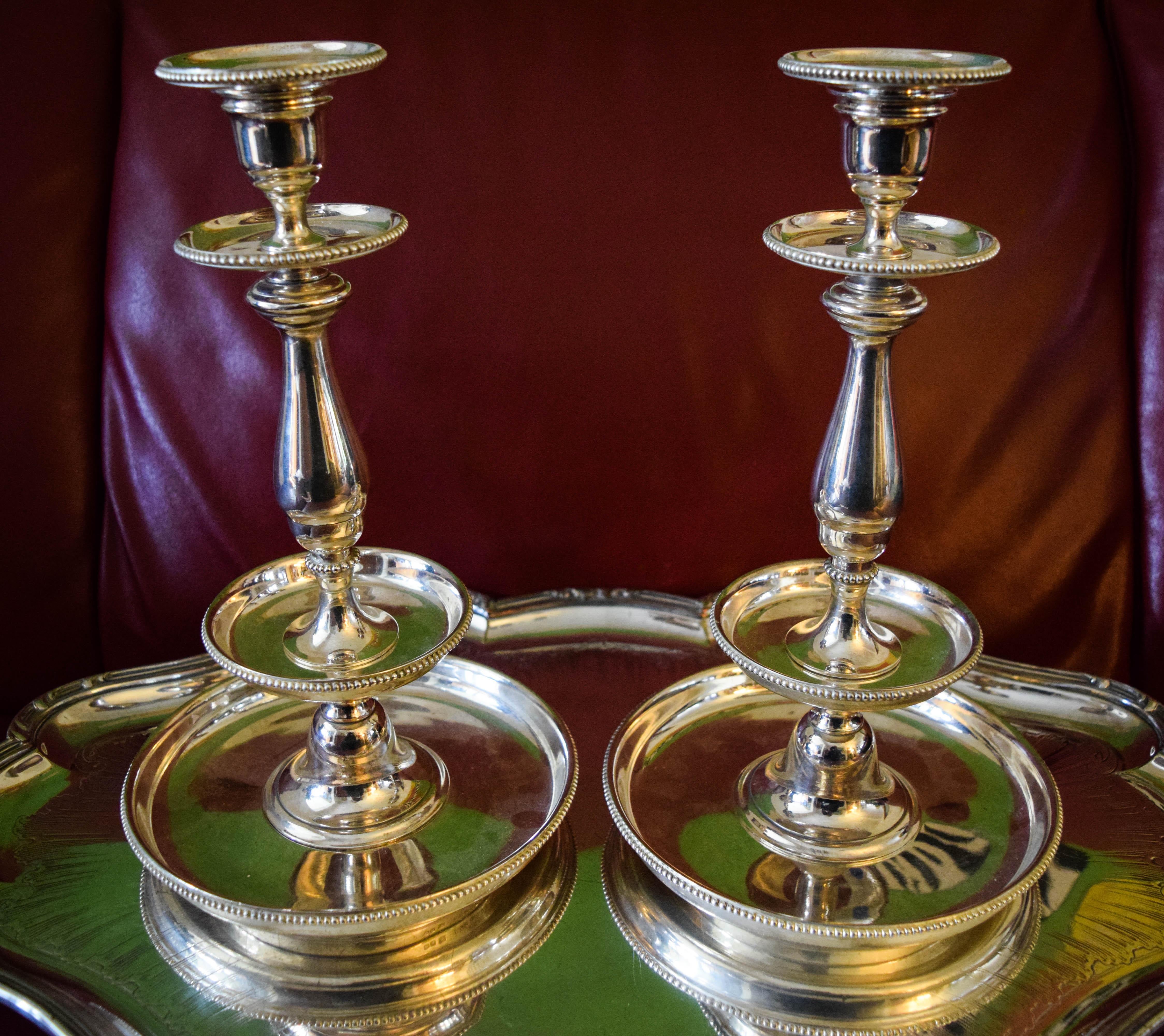 Christofle  Ein sehr schönes und attraktives Paar antiker Candle Sticks aus Silberblech. im Angebot 2