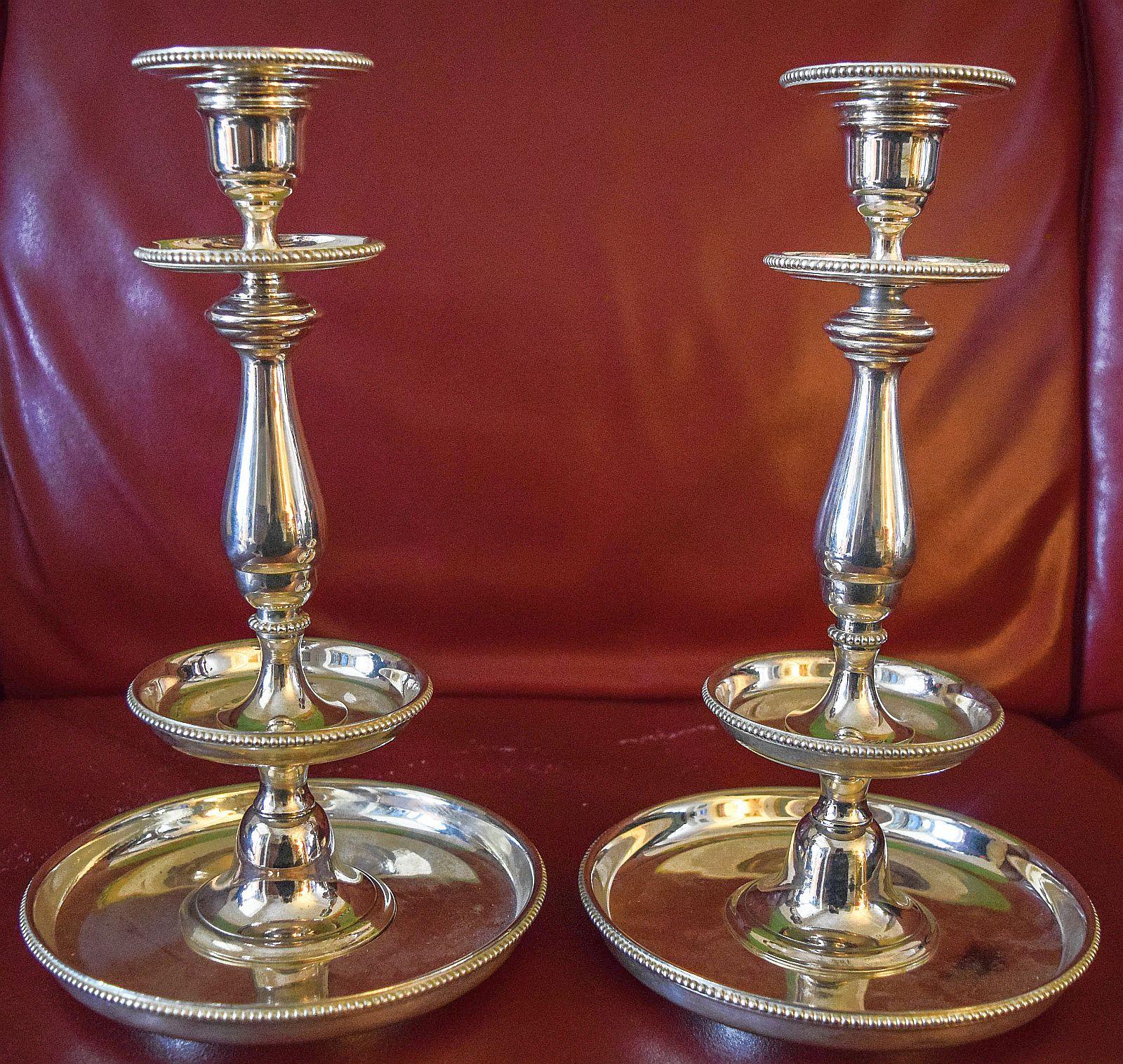 Christofle  Ein sehr schönes und attraktives Paar antiker Candle Sticks aus Silberblech. im Angebot 3