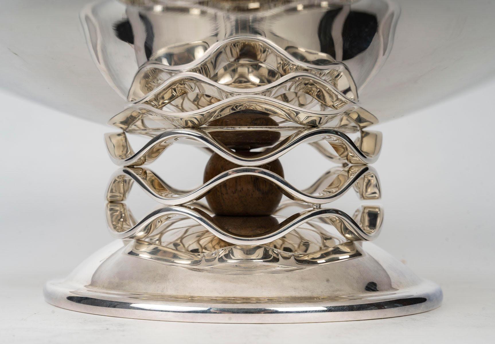 Christofle Art Deco bowl, circa 1930.

Art Deco bowl, circa 1930, from Christofle, in silver-plated metal.
H: 10 cm, D: 35 cm