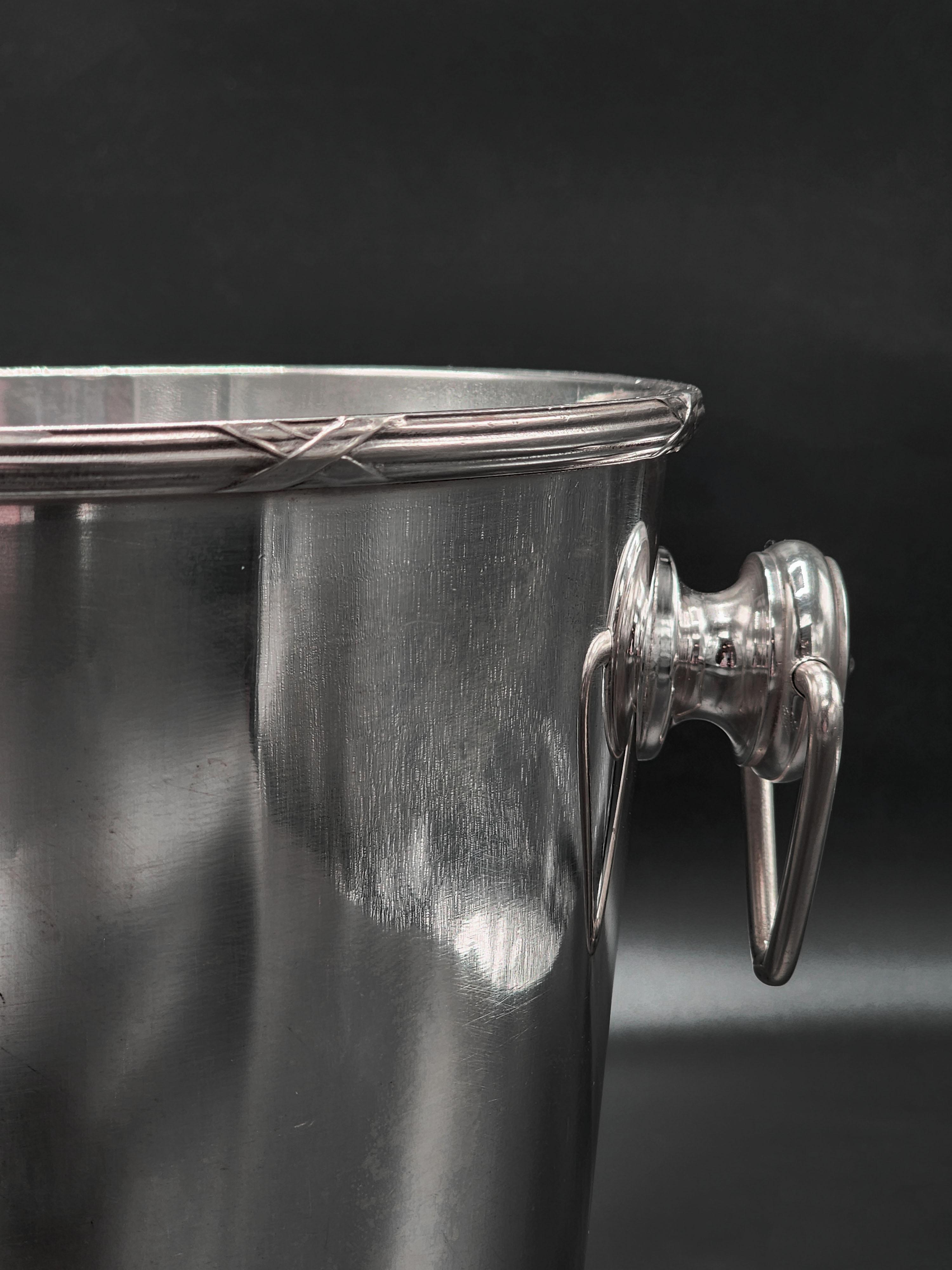 Christofle Art Deco Silber Metall Champagner Eimer
Eleganter Art-Déco-Champagnerkübel mit markanten kreuzförmigen Verzierungen am Rand und dreieckigen Hängegriffen.
Abmessungen:
Höhe: 20 cm
Durchmesser: 20 cm