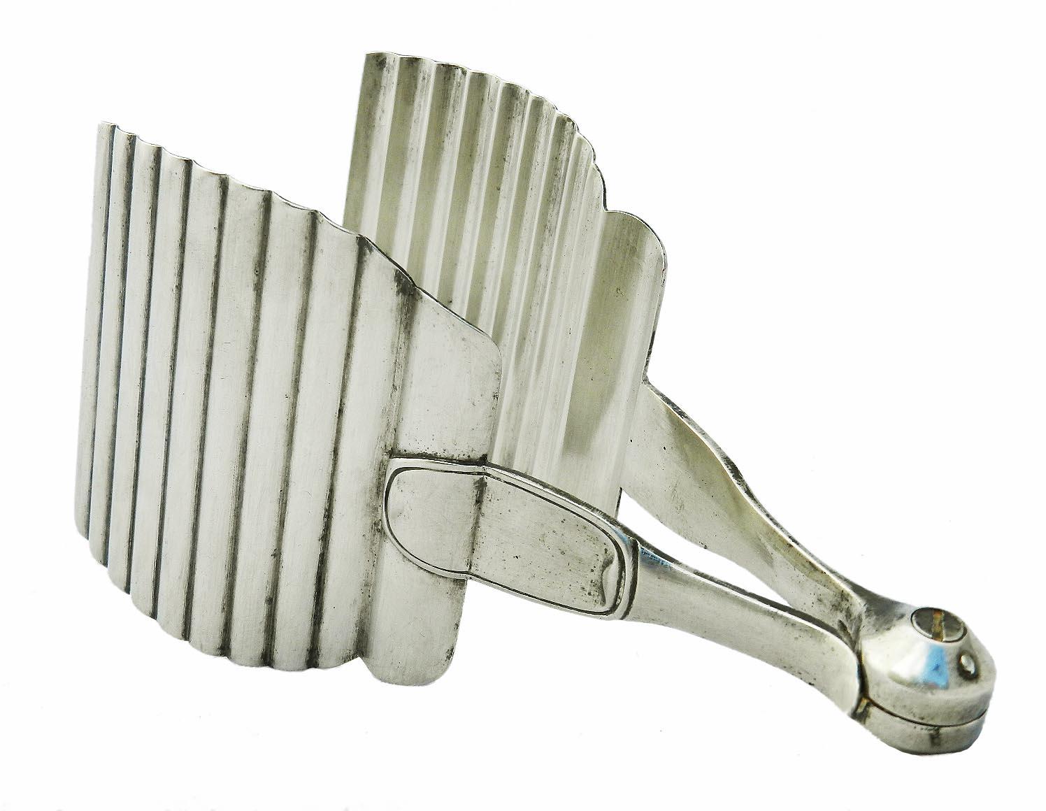 Art Deco Christofle Spargelbesteck
Gefederte Griffe oder Zangen
Torten- oder Sandwichbesteck
Markiert Christofle bekannt für seine hervorragende Qualität Silber Platte
Guter Vintage-Zustand in gutem Betriebszustand.


  