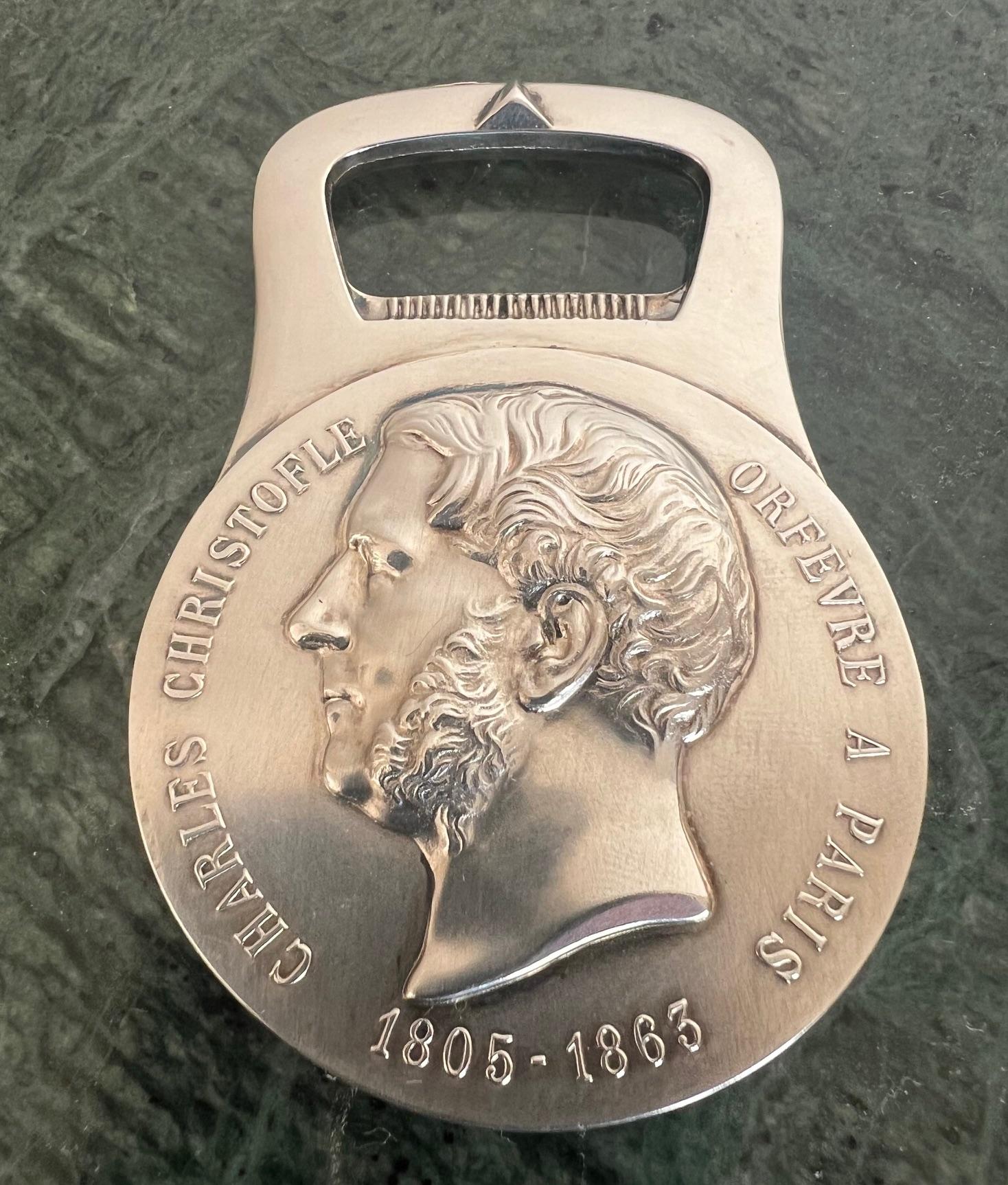 Apribottiglie in argento placcato che commemora il fondatore della famosa azienda francese di argenteria; Charles Christofle (1805-1863).  Viene fornito nella scatola originale.