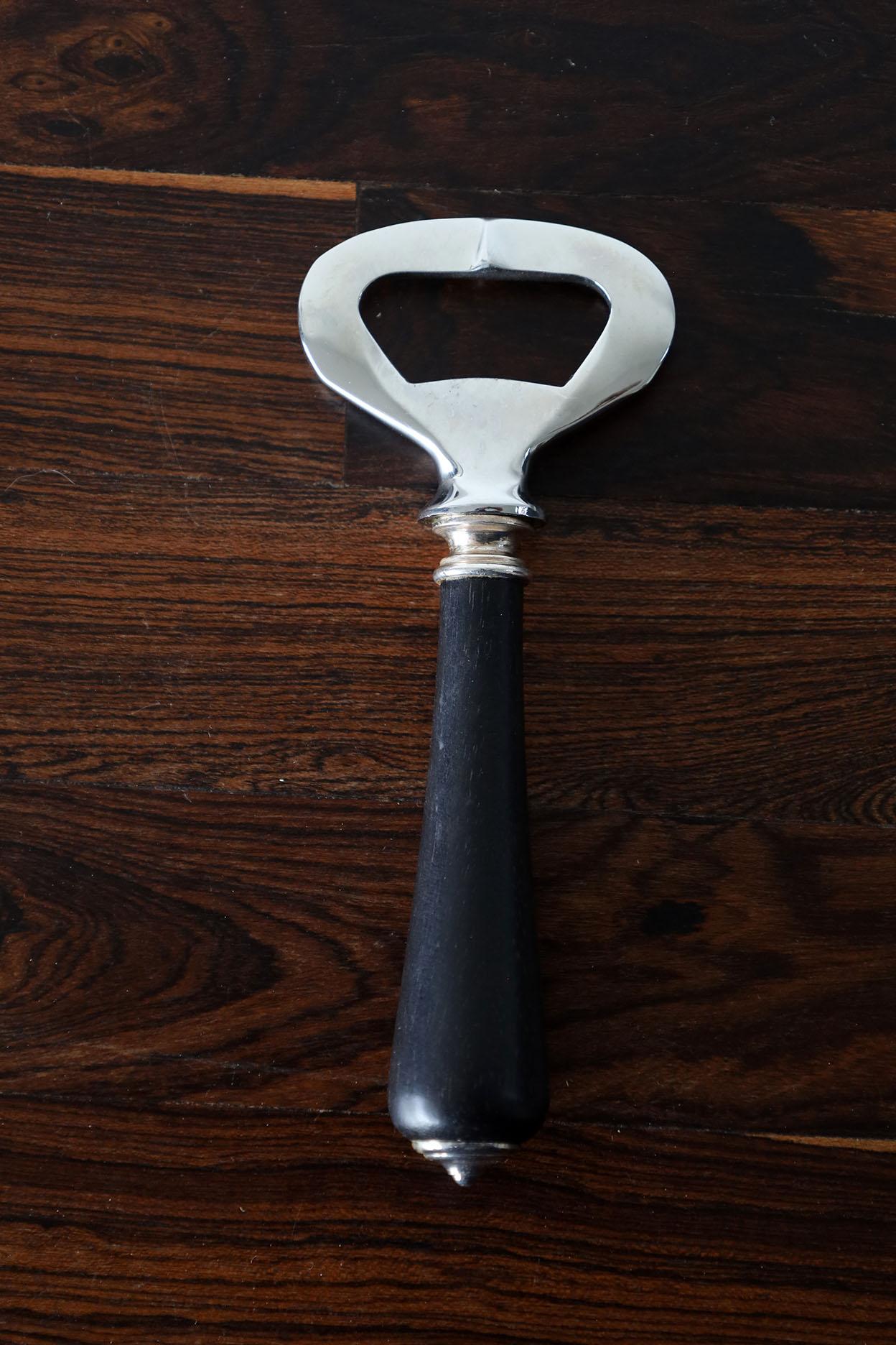 Apribottiglie Franch prodotto da Christofle negli anni '70. In argento e con un'impugnatura molto elegante.
Ottime condizioni.
