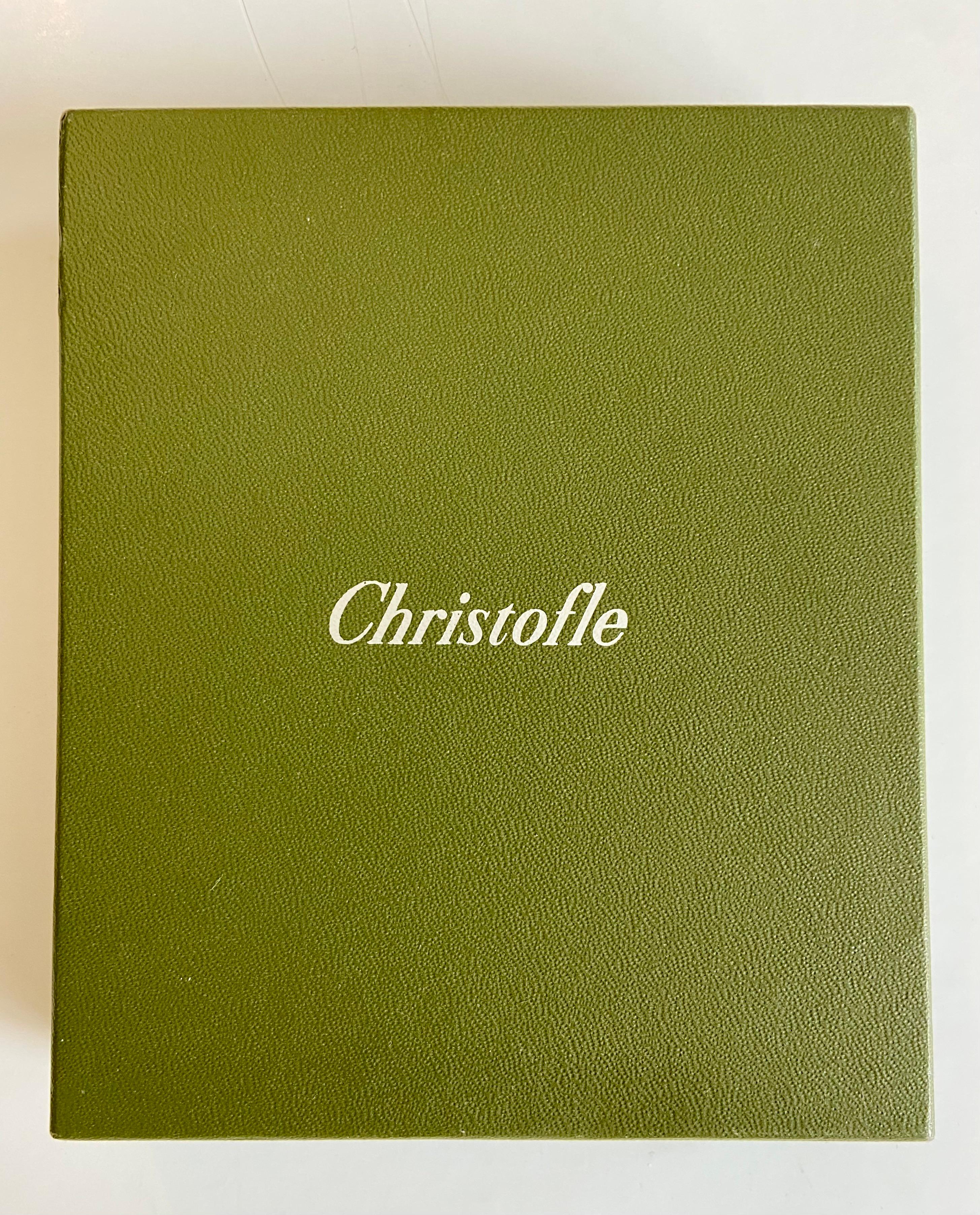 Bandeja para tarjetas de visita Christofle en chapa de plata. Diseñadora: Andrée Putman.
Esta pieza se compra en Barbados, en el famoso hotel Farmont Royal Pavilion.
Mira la inscripción, foto número 7. 
