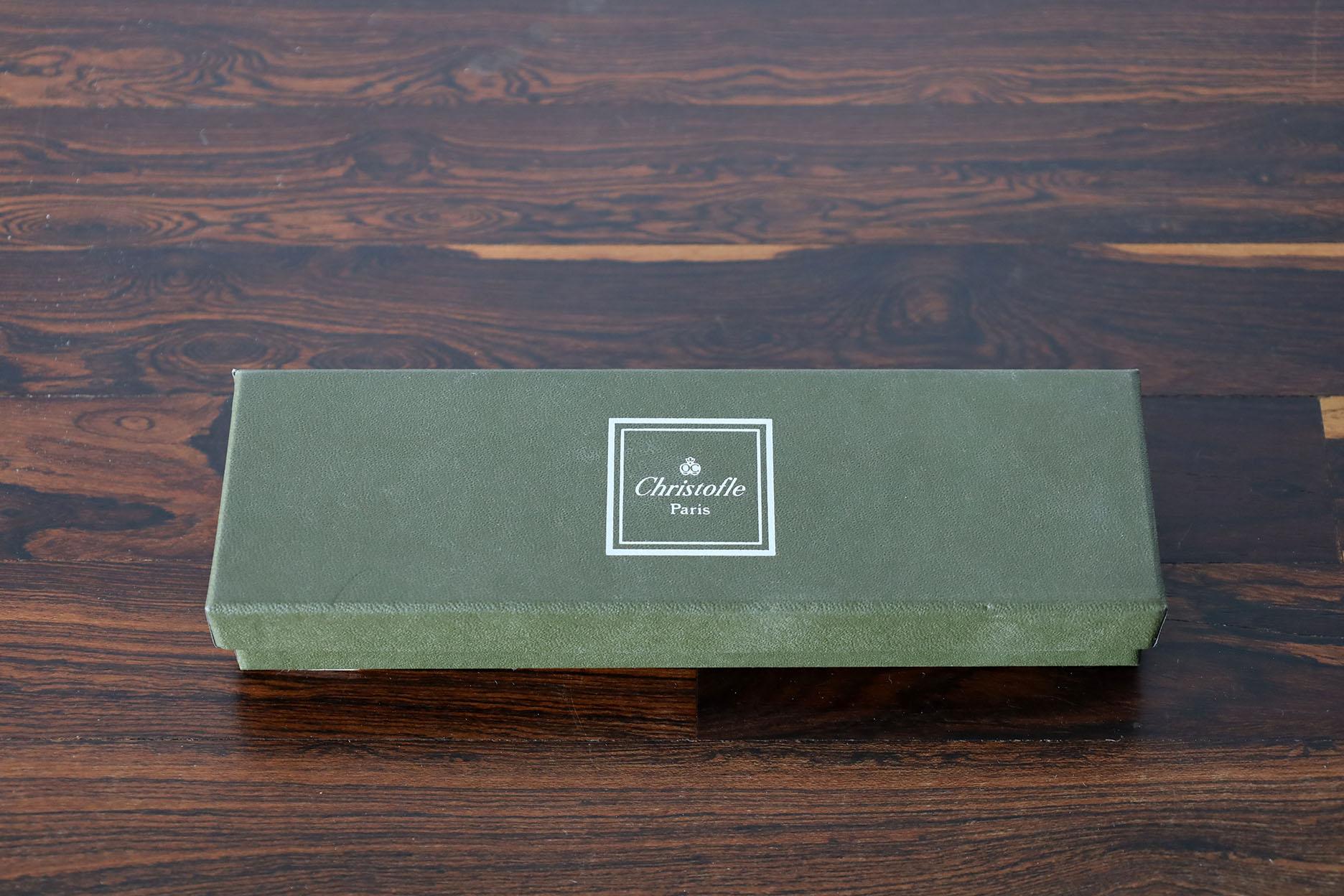 Este esparcidor de caviar tiene un mango plateado  y una punta de cuerno que ayuda a conservar el sabor natural del caviar.
En muy buen estado
Caja original.