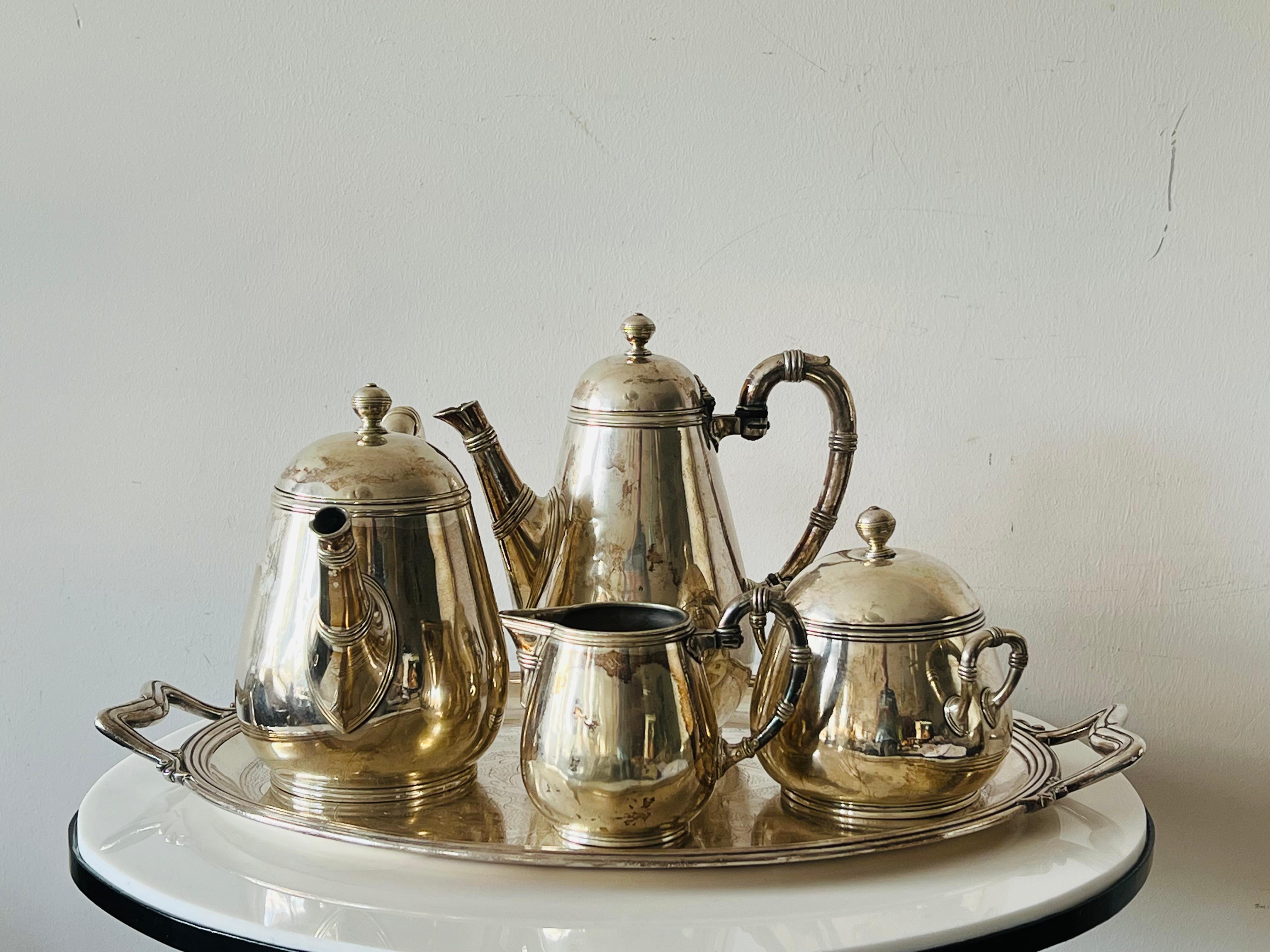 Un elegante set da caffè/tè in bambù Art Nouveaux di Christofle, risalente alla fine del 1890. Comprende cinque pezzi in totale, compreso il vassoio. Condizioni originali con appannamento, se lo si desidera può essere lucidato. Si tratta di una