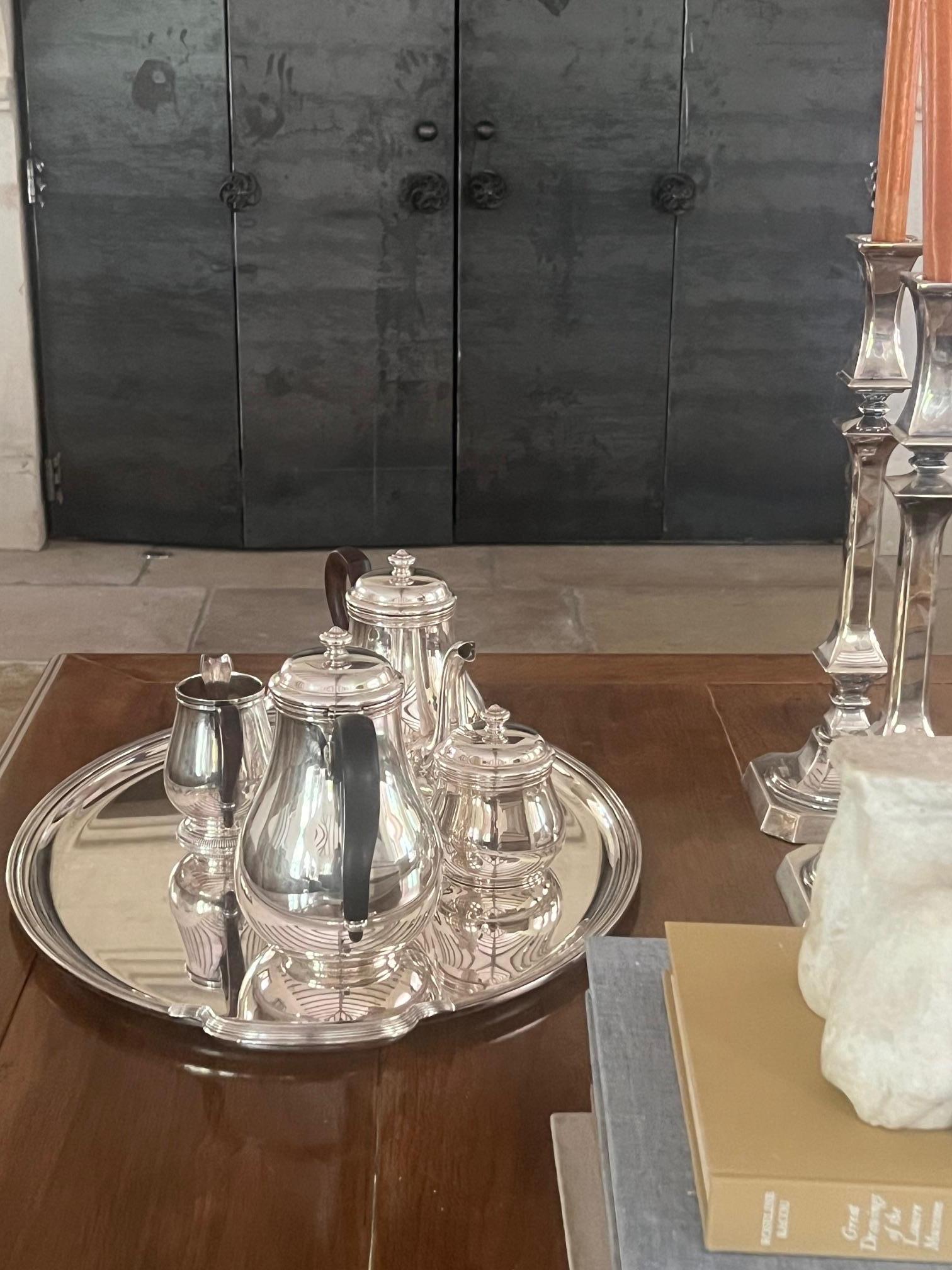 Service à café et à thé de cinq pièces en métal argenté de Christofle, fabriqué en France dans les années 1980. L'ensemble comprend un grand plateau ovale avec des poignées à chaque extrémité, une cafetière, une théière, un sucrier à couvercle et un