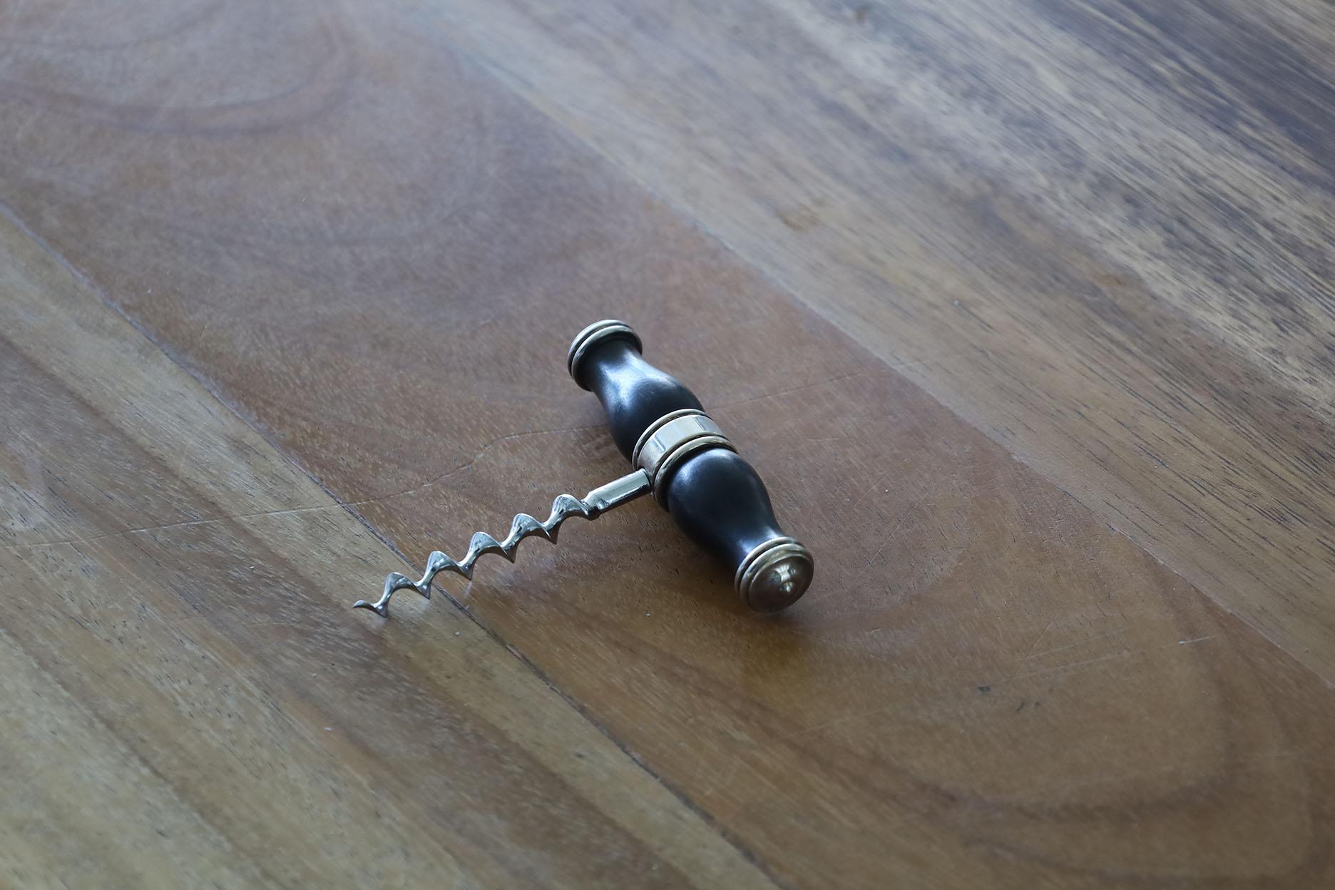 Apribottiglie francese a cavatappi prodotto da Christofle negli anni '70. In argento e con un'impugnatura molto elegante. Ottime condizioni.

