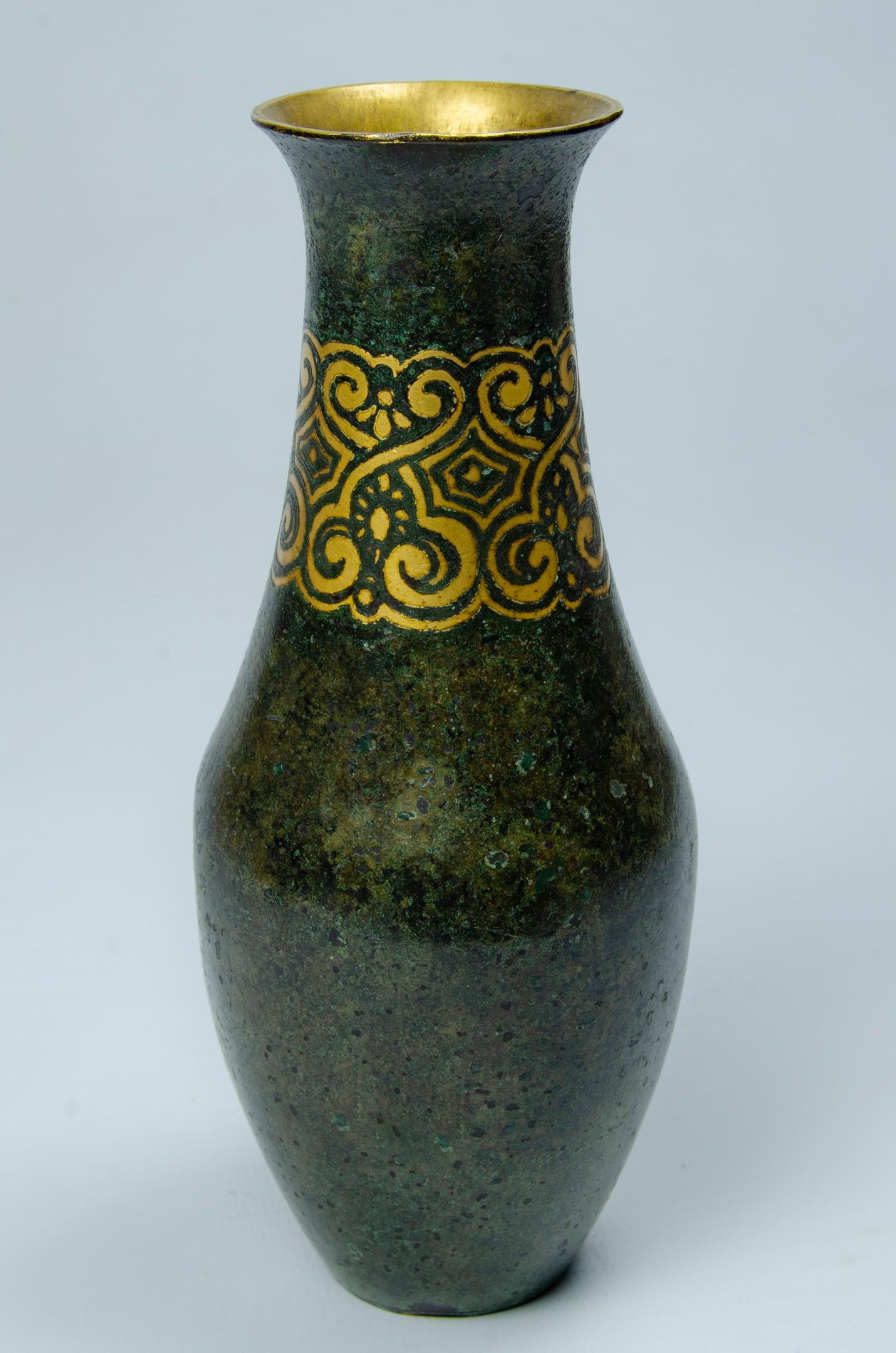 Christofle Dinanderie Vase small
Art Deco design circa 1930
Bronze in Dinanderie Origin France
small bumps and some wear on the skid.