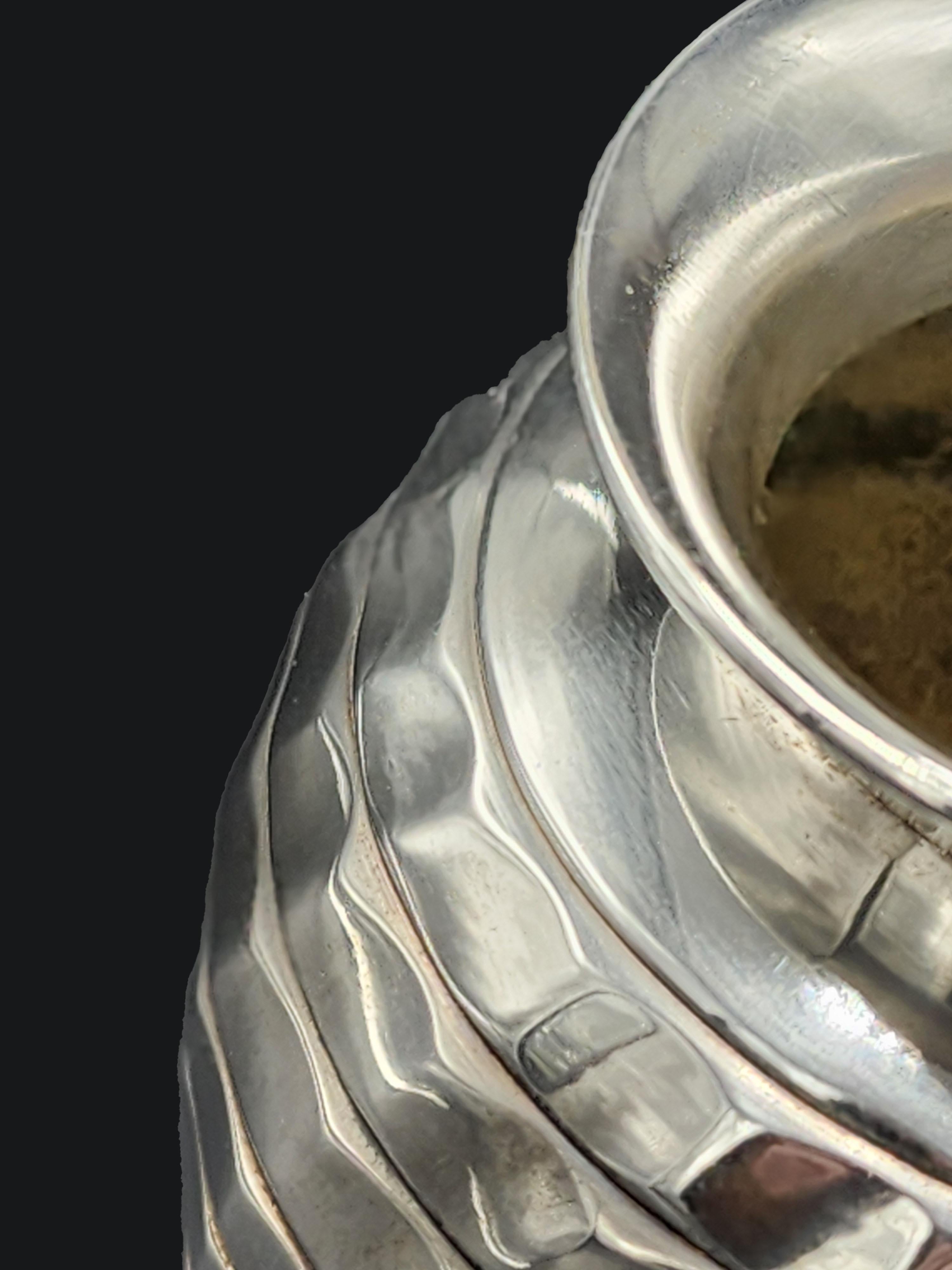Christofle Vaso in metallo argentato sfaccettato
Bella ed elegante, con una superficie strutturata come una scala, ha una forma conica che si restringe verso la base e si allarga leggermente nella parte superiore.
Misure:
Altezza: 16