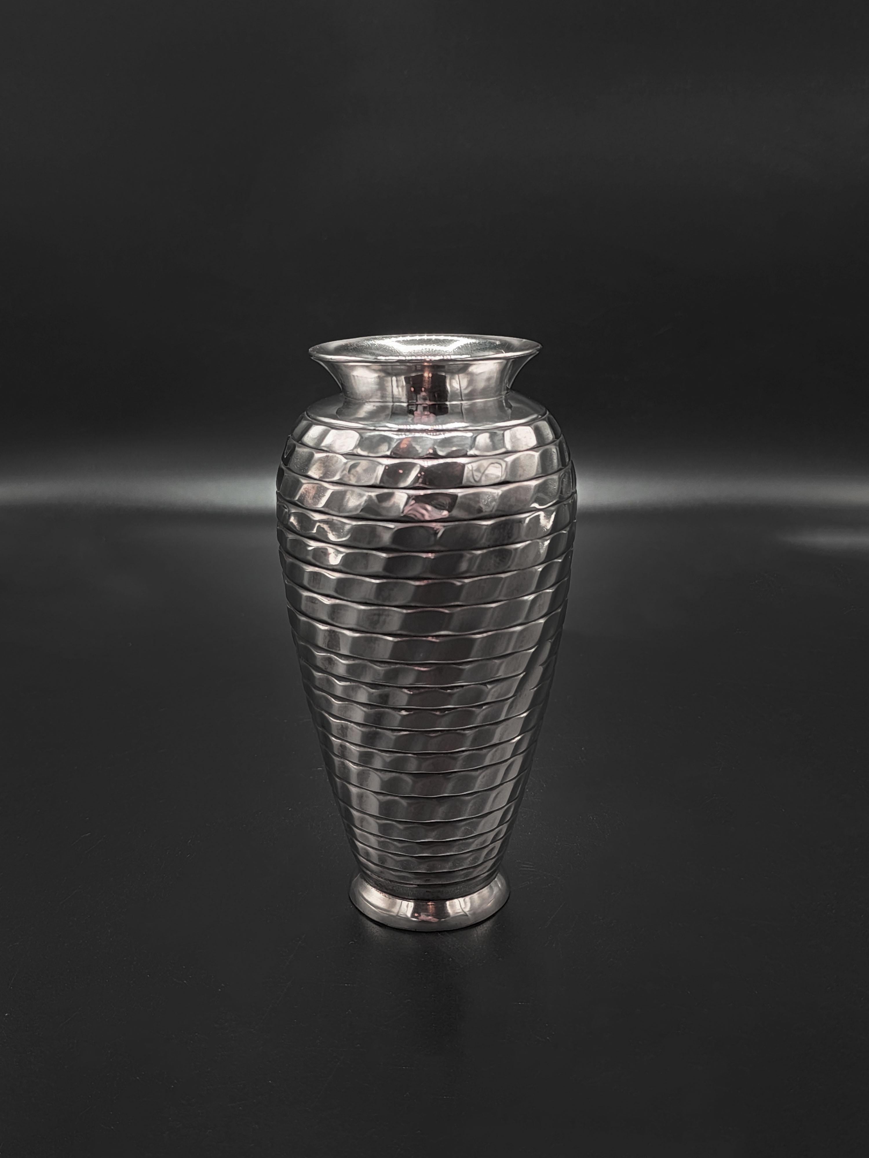Fatto a mano Vaso in metallo argentato sfaccettato Christofle in vendita
