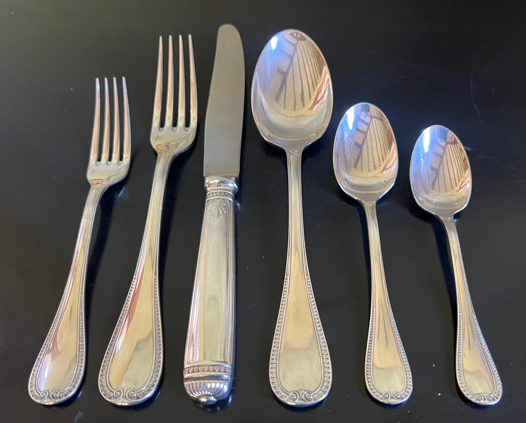 Cinquante couverts de table Christofle de deux pièces avec service pour huit personnes. Ce service en métal argenté a été fabriqué en France dans les années 1990. Il s'agit du modèle le plus recherché de tous les modèles de Christofle : Malmaison.