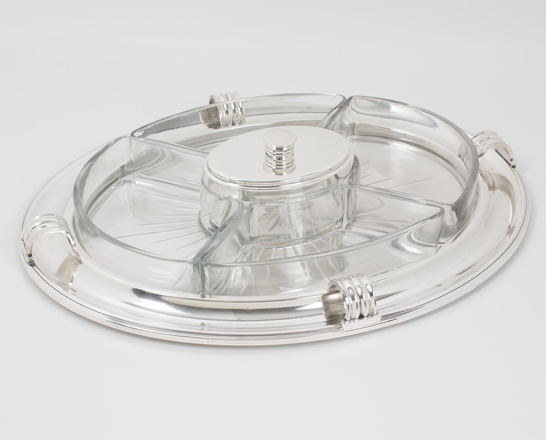 French silversmith Christofle designed this elegant Art Deco barware serving set for cocktails or appetizers for its Gallia collection in the 1930s. The hors d'oeuvres platter dish features a large oval silver plate serving tray with carved ribbed