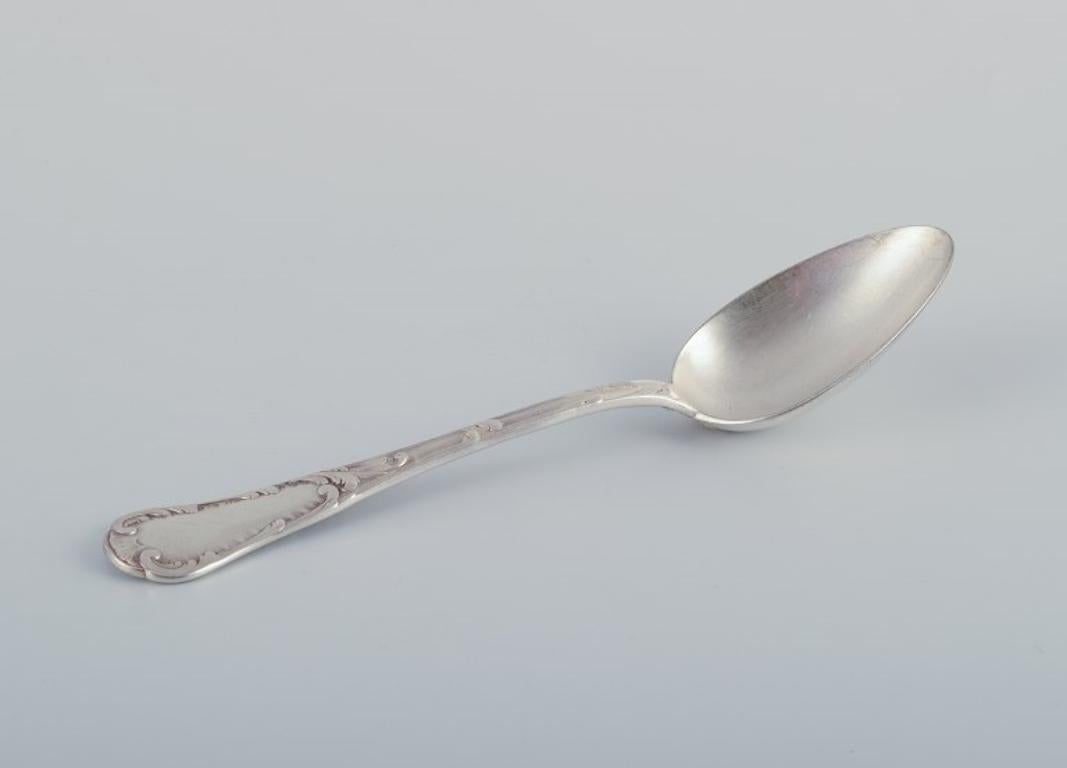 Christofle, Frankreich. Ein Satz von fünf Esslöffeln aus plattiertem Silber.
Klassisches Design mit floralen Motiven.
Ungefähr aus den 1900er Jahren.
Markiert.
In ausgezeichnetem Zustand mit Gebrauchsspuren. Mit Monogrammen. Siehe Foto.
Abmessungen: