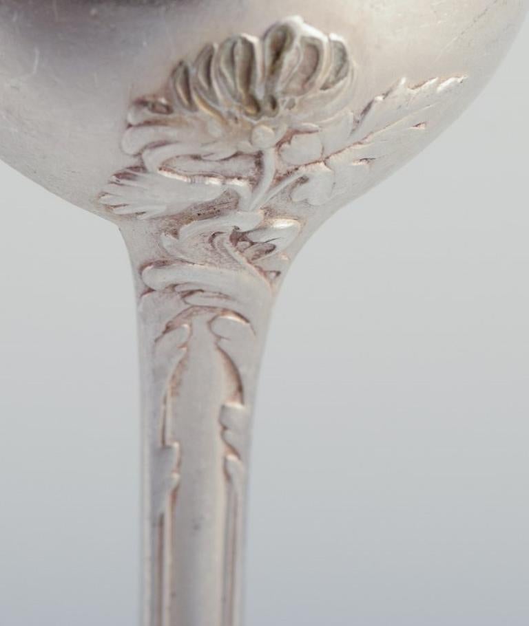 Christofle, Frankreich. Set von fünf Esstellern aus versilbertem Silber. (20. Jahrhundert) im Angebot