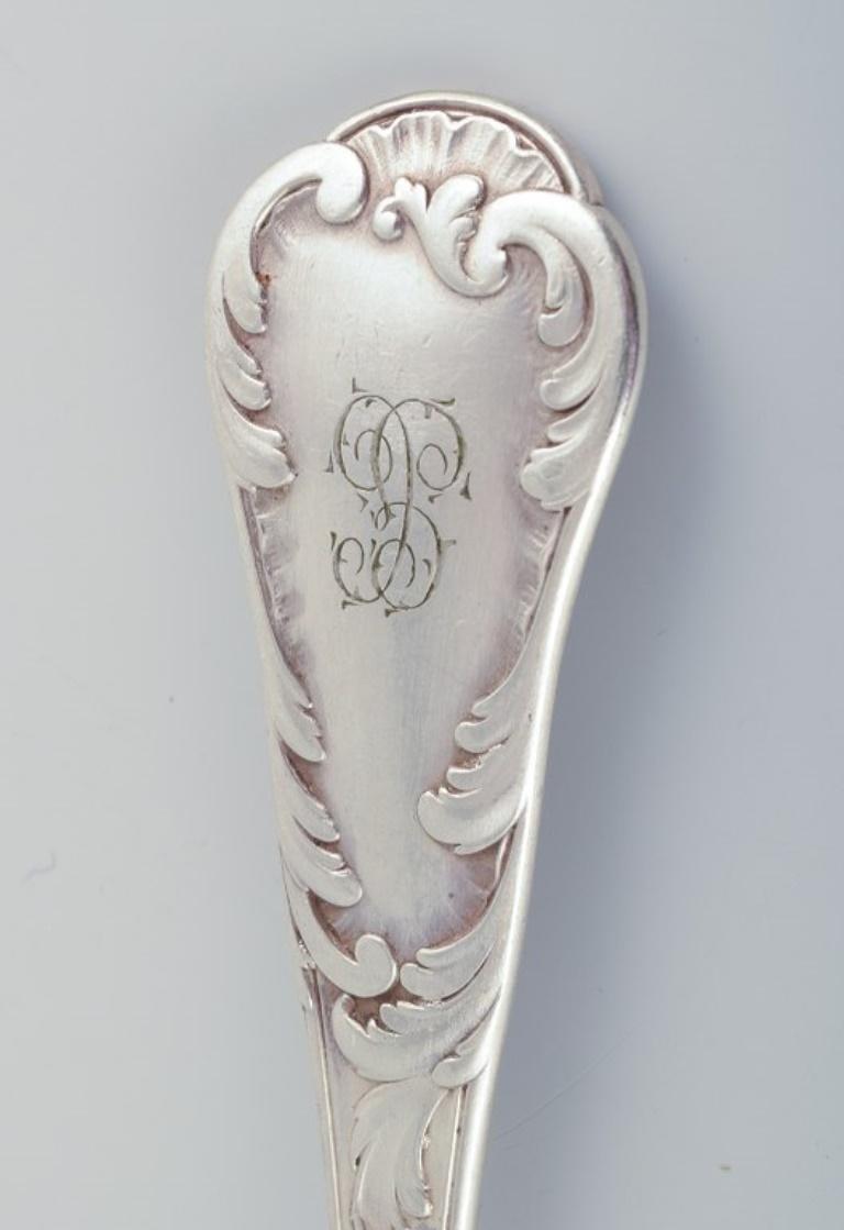 Christofle, Frankreich. Set von fünf Esstellern aus versilbertem Silber. (Versilberung) im Angebot