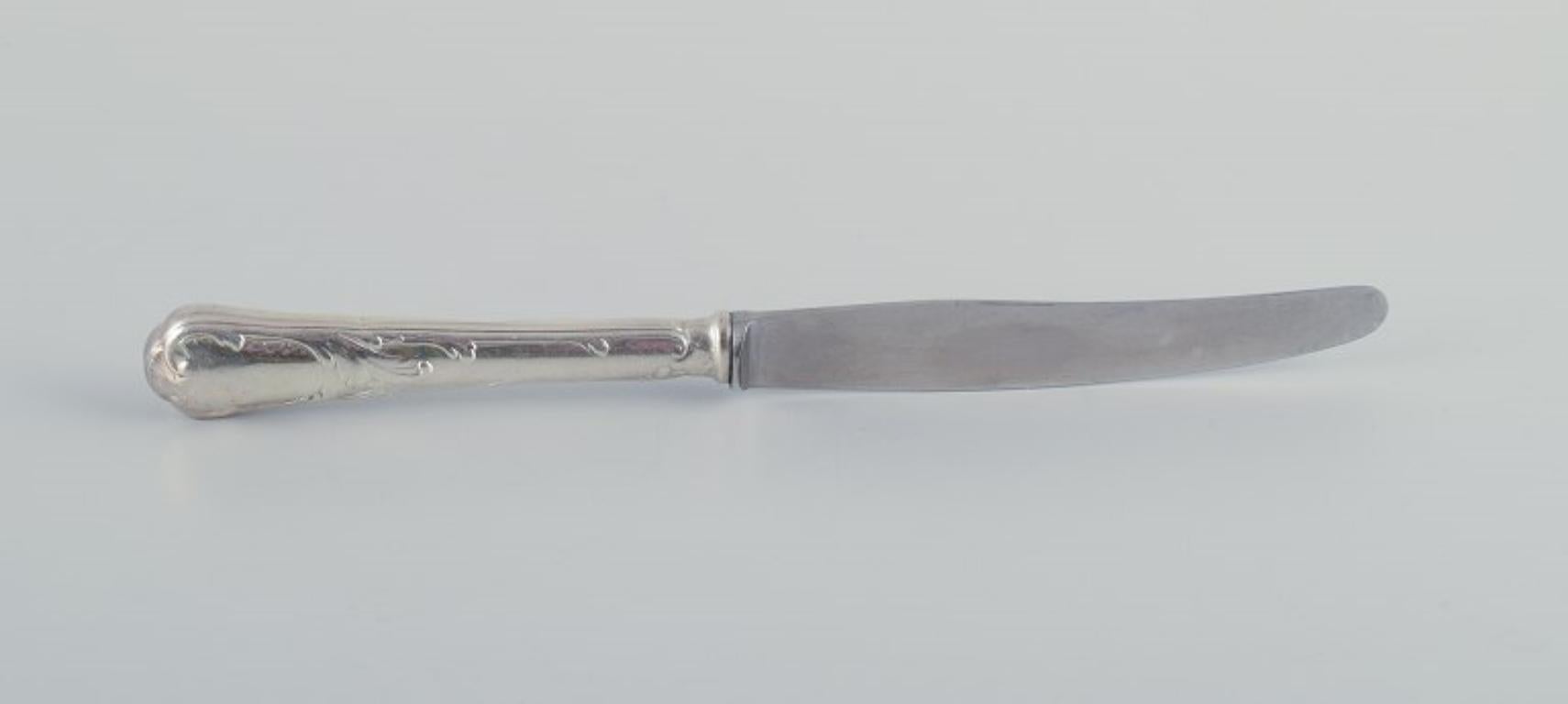 Christofle, France. A set of six dinner knives in plated silver.
Stainless steel blades. Classic design with floral motifs.
Approximately from the 1900s.
Marked.
In excellent condition with signs of use. With monograms. See photo.
Dimensions: Length