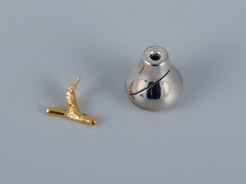 Christofle, France. Twelve miniature pear-shaped table name holders in plated silver, gilded stem.
1960s 
In perfect condition.
Original box included.
Dimensions: H 3.2 x W 2.0 cm.