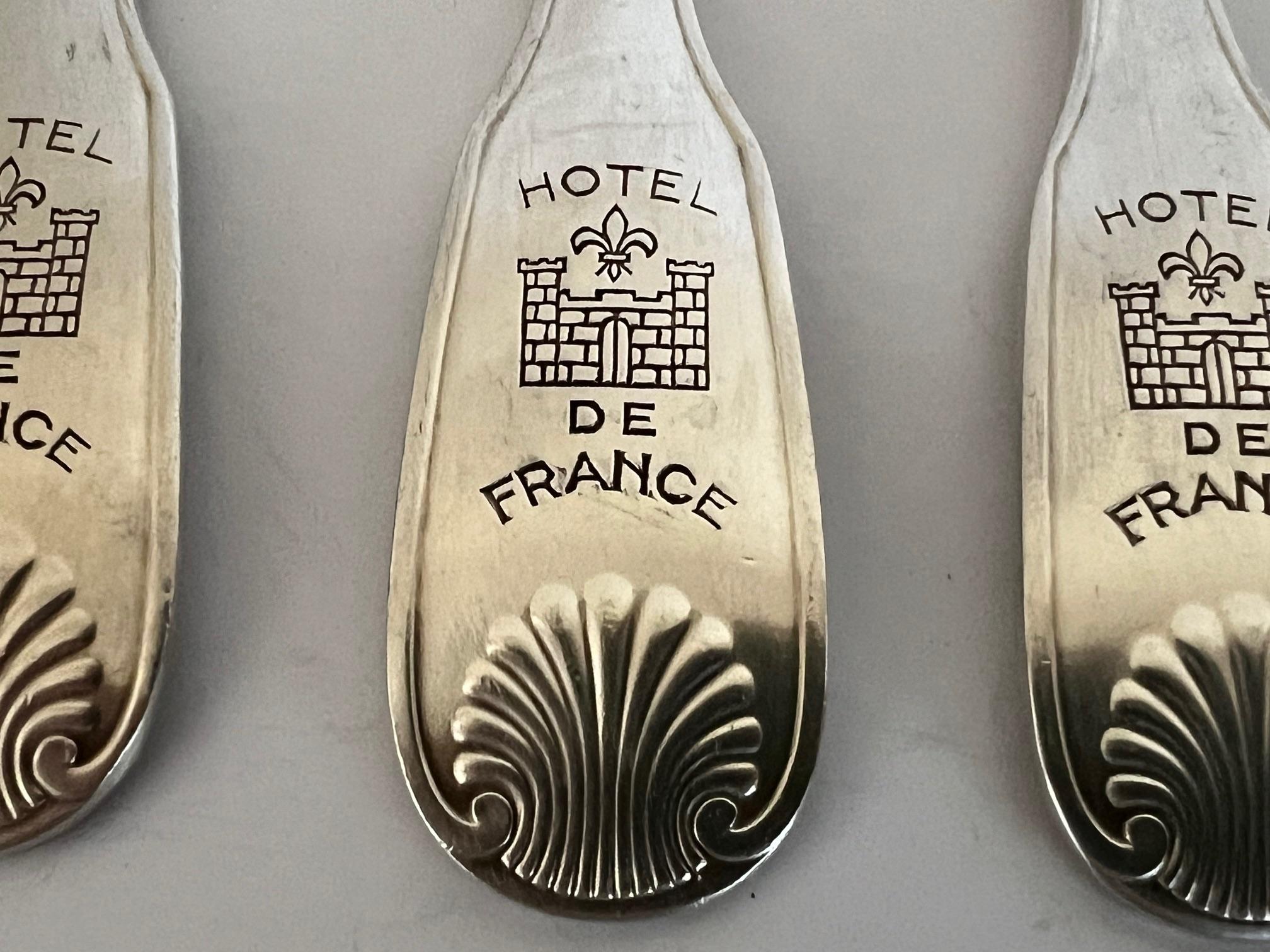 Fourchettes à huîtres et à fruits de mer en argent d'hôtel fabriquées par Christofle en France dans les années 1960.  Réalisé dans le motif Vendome pour l'Hôtel de France.