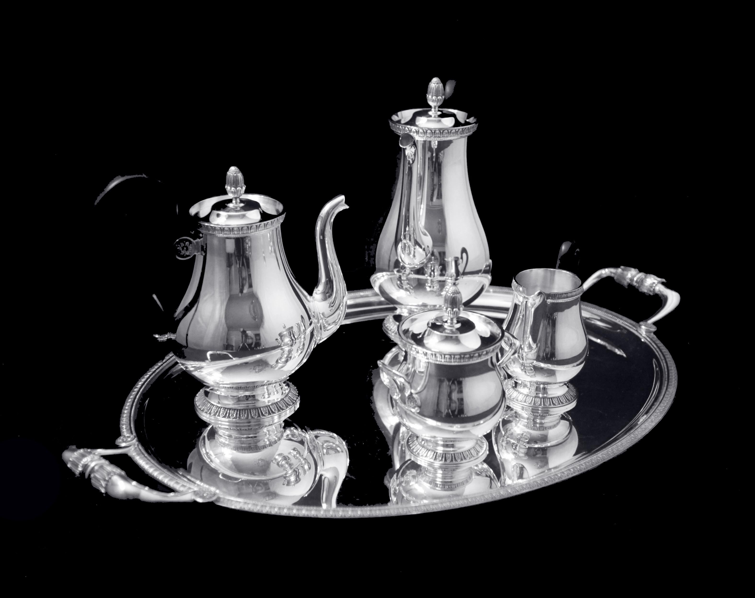 En provenance directe de Paris, un magnifique service à thé de 5 pièces en métal argenté de la Collection Gallia, modèle Louis XVI, par le premier orfèvre de France 