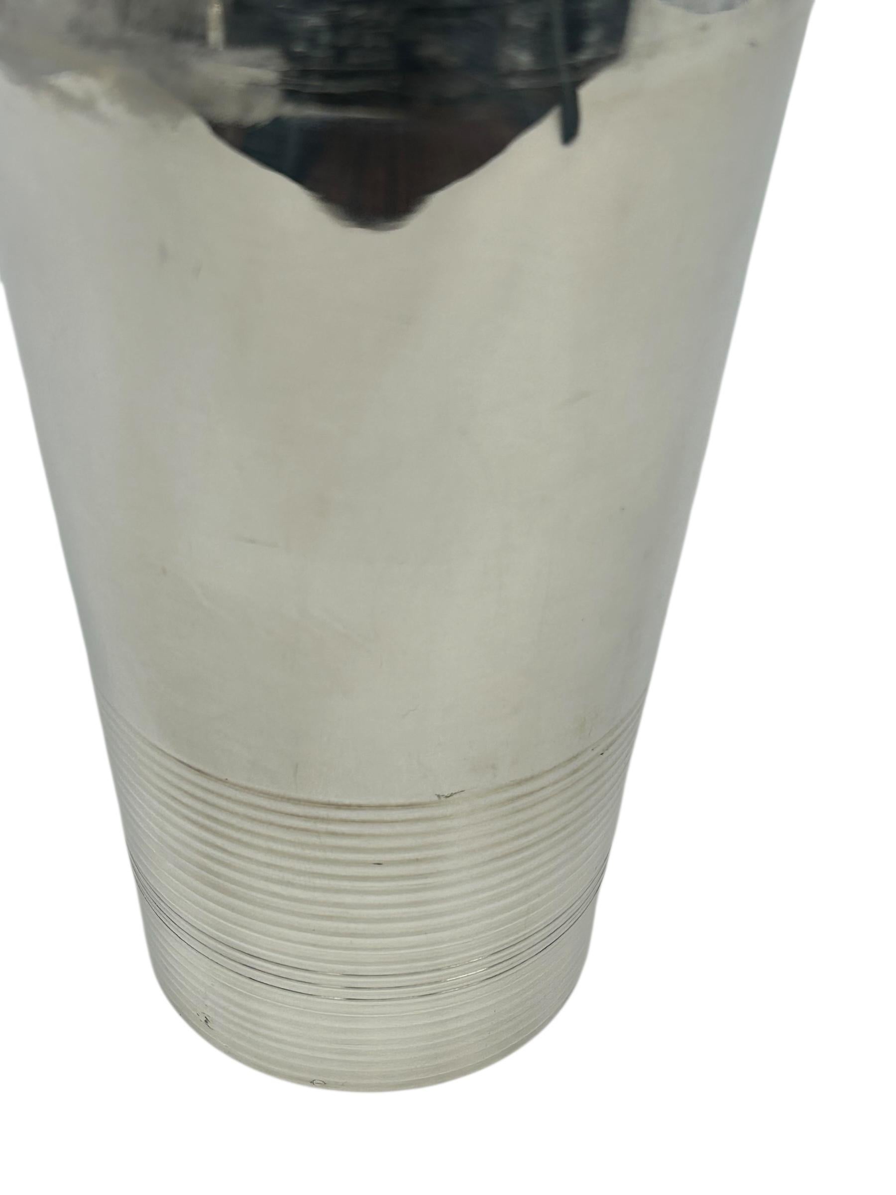 Atractiva coctelera Art Decó bañada en plata, obra del orfebre de primera calidad Christofle, que forma parte de su gama Gallia con el diseño Ondulaciones.  Este diseño fue creado para el transatlántico de lujo SS Normandie por el diseñador Luc