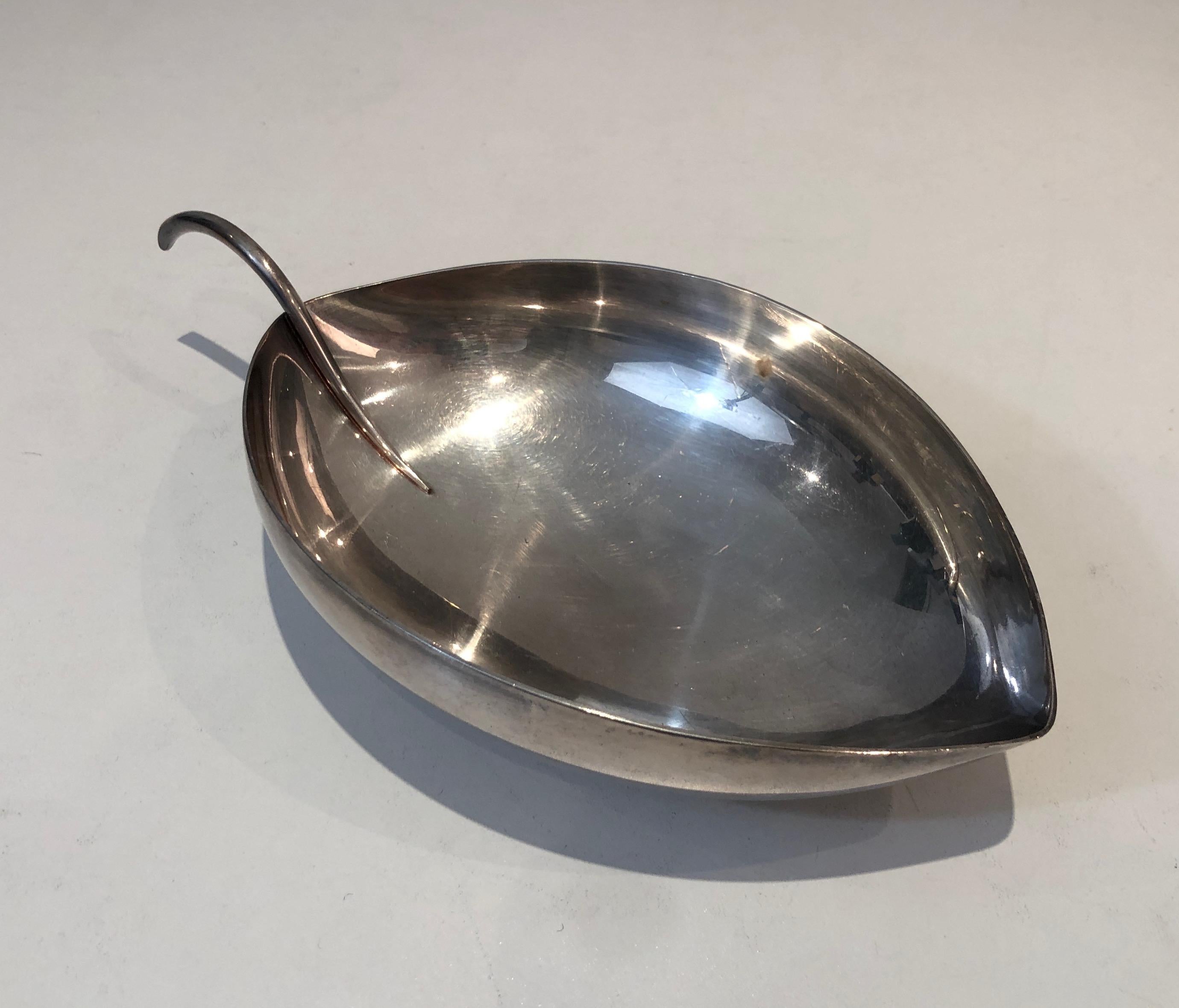 This leaf vide-poche is made of silver plated. This is a work by famous French designer Gallia for Christofle, circa 1930.