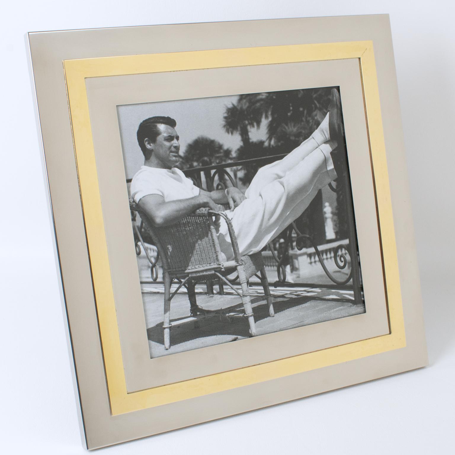 L'orfèvre Christofle, Paris, a conçu ce remarquable cadre en laiton et chrome pour la Collection Salsa. Cette pièce rare a été fabriquée en France vers 1970. Le design sophistiqué présente un encadrement en laiton doré poli et en métal chromé avec