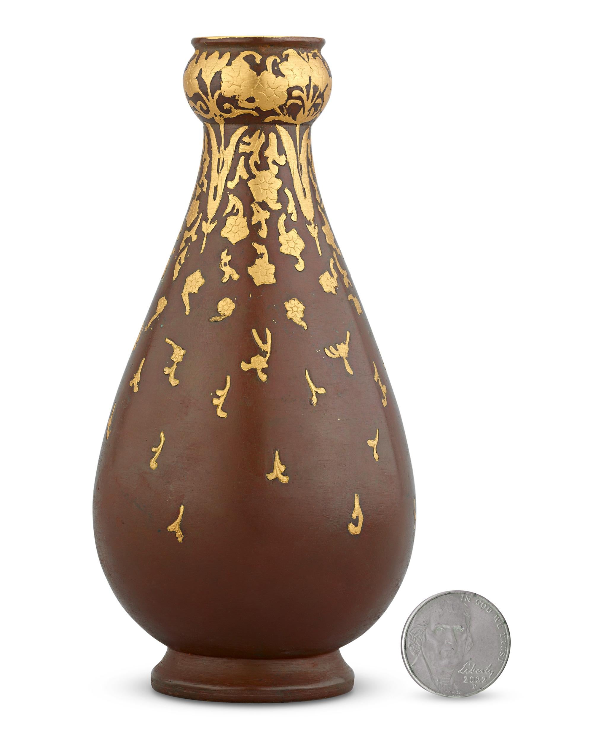 Vase en bronze doré
Christofle
Vers 1930

Ce vase Art nouveau exemplaire témoigne de la maîtrise du travail du métal par Christofle au début du XXe siècle. Le gracieux récipient oviforme s'élève d'une élégante base à pieds jusqu'à un col bulbeux
