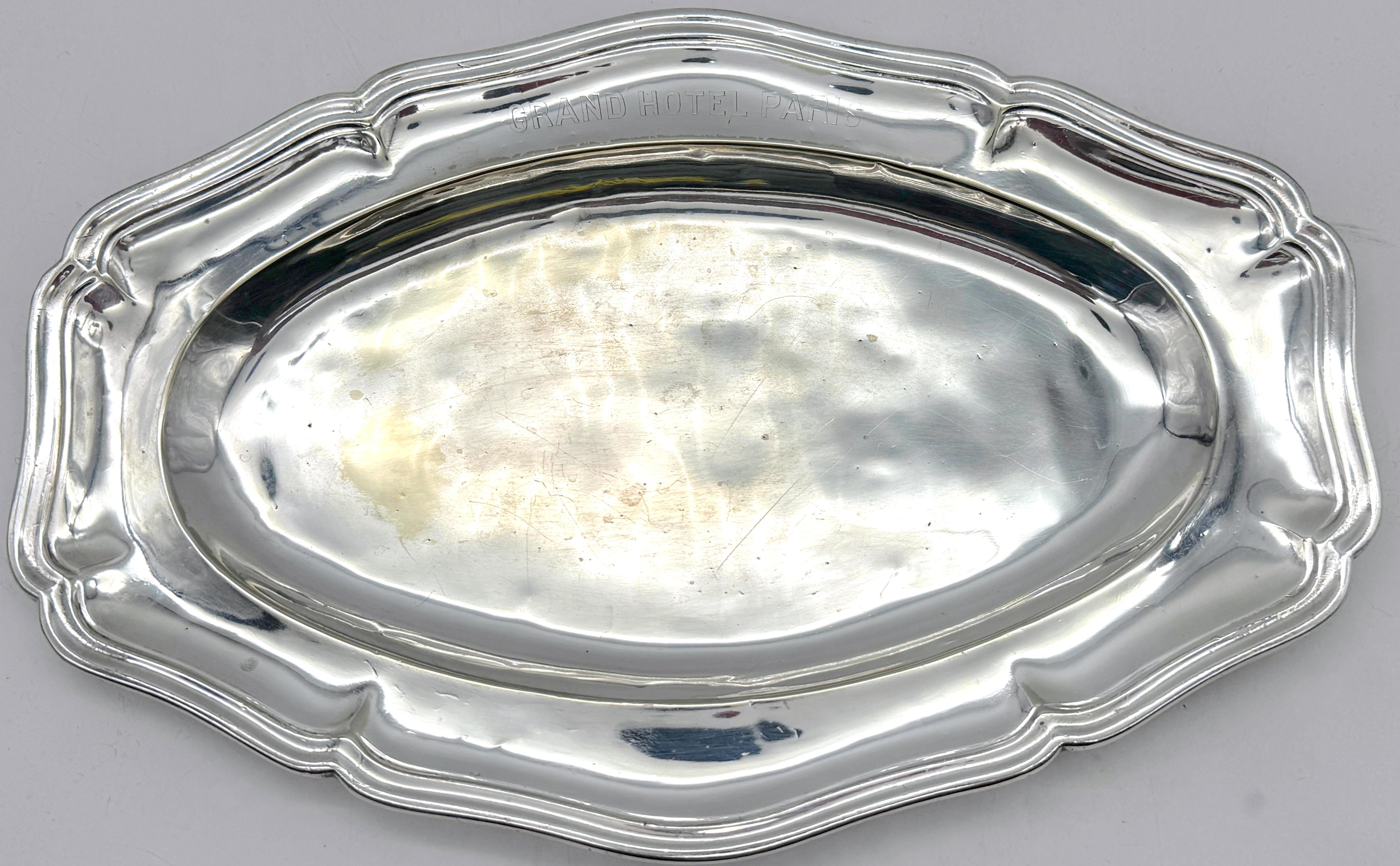 Vassoio ovale placcato in argento Christofle 'Grand Hotel Paris', circa 1920

Una scintillante reliquia dell'ospitalità di lusso francese: questo vassoio da portata ovale placcato in argento di Christofle reca l'incisione Grand Hotel Paris, che