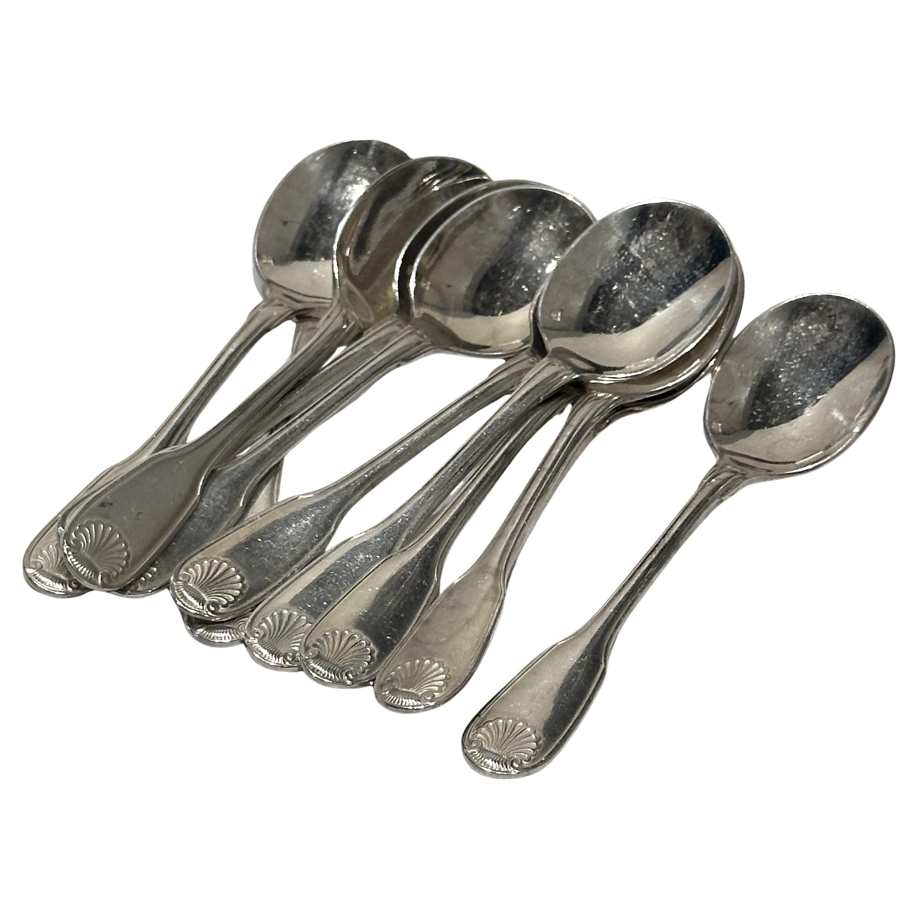 Verleihen Sie Ihren Desserts einen Hauch von Luxus mit diesem eleganten CHRISTOFLE Eislöffel aus versilbertem Metall in dem raffinierten Modell Vendôme Shell. Dieser Löffel mit einer Länge von 13 cm hat ein klassisches und zeitloses Design und
