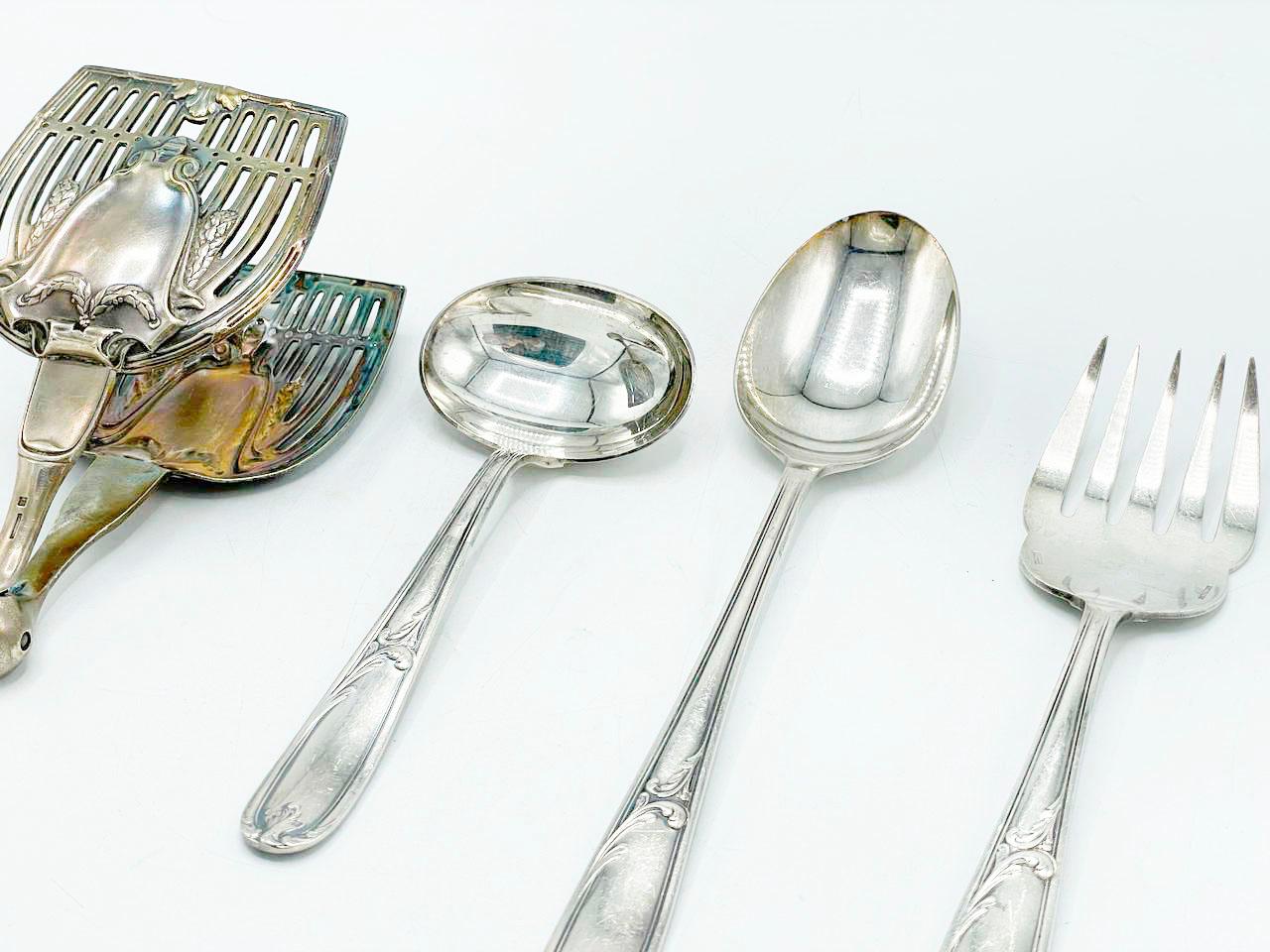 Gorgeous unknown pattern made in Argentina Christofle Silverplate Flatware set 
100 pieces total. This set includes:

12 Dinner Forks - 20 centimeters 
12 Salad Forks - 17,5 centimeters
12 Dinner knives - 24,5 centimeters
12 Salad knives - 19,5