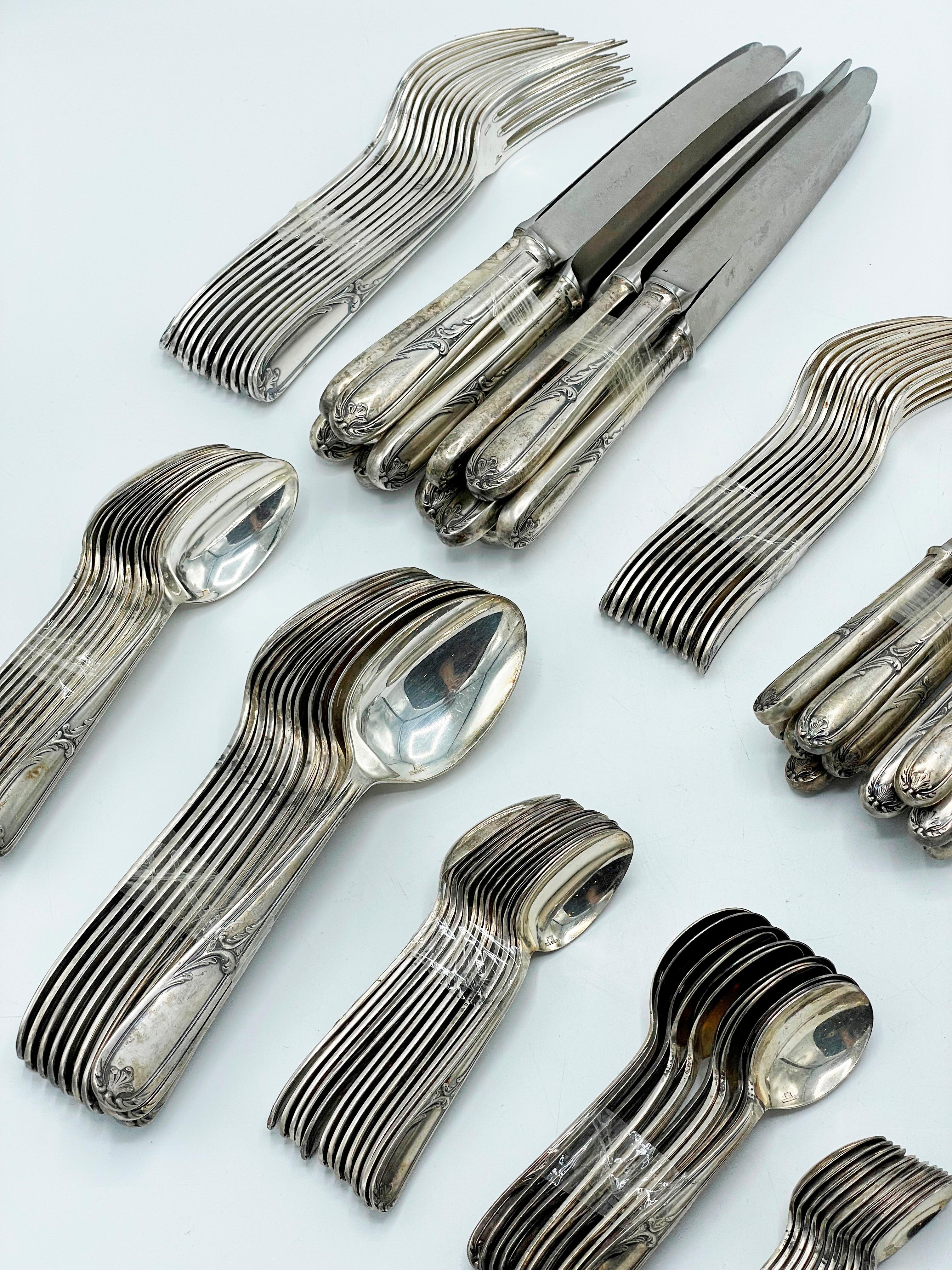 Gorgeous unknown pattern made in Argentina Christofle Silverplate Flatware set 
152 pieces total. This set includes:

12 Dinner Forks - 20 centimeters 
12 Salad Forks - 17 centimeters
12 Sea food Forks - 13,5 centimeters 
12 Dinner knives - 24,5