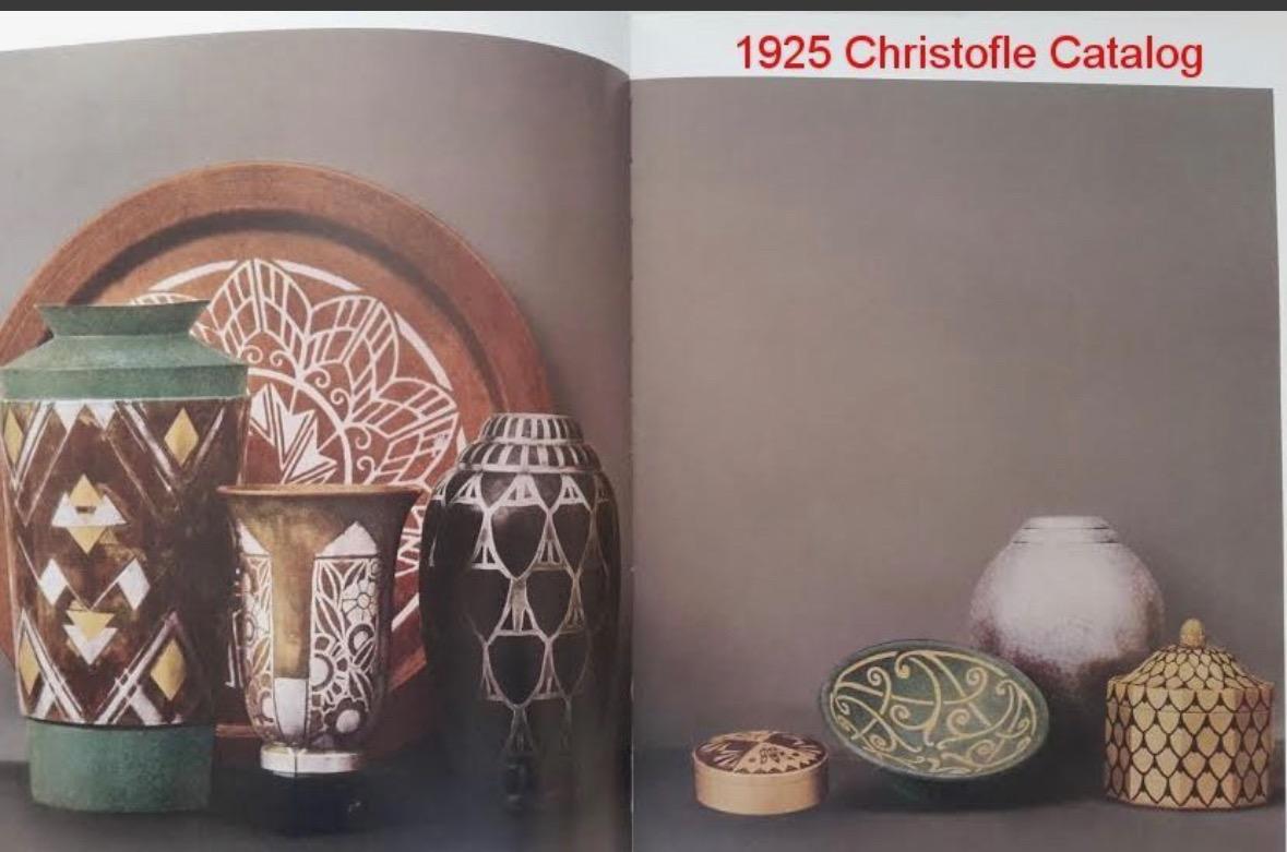Le vase en métal de Christofle, conçu par Luc Lanel vers 1925, est une pièce remarquable du design Art déco. Luc Lanel était un designer français étroitement associé au mouvement Art déco. Il a travaillé pour la prestigieuse entreprise française de