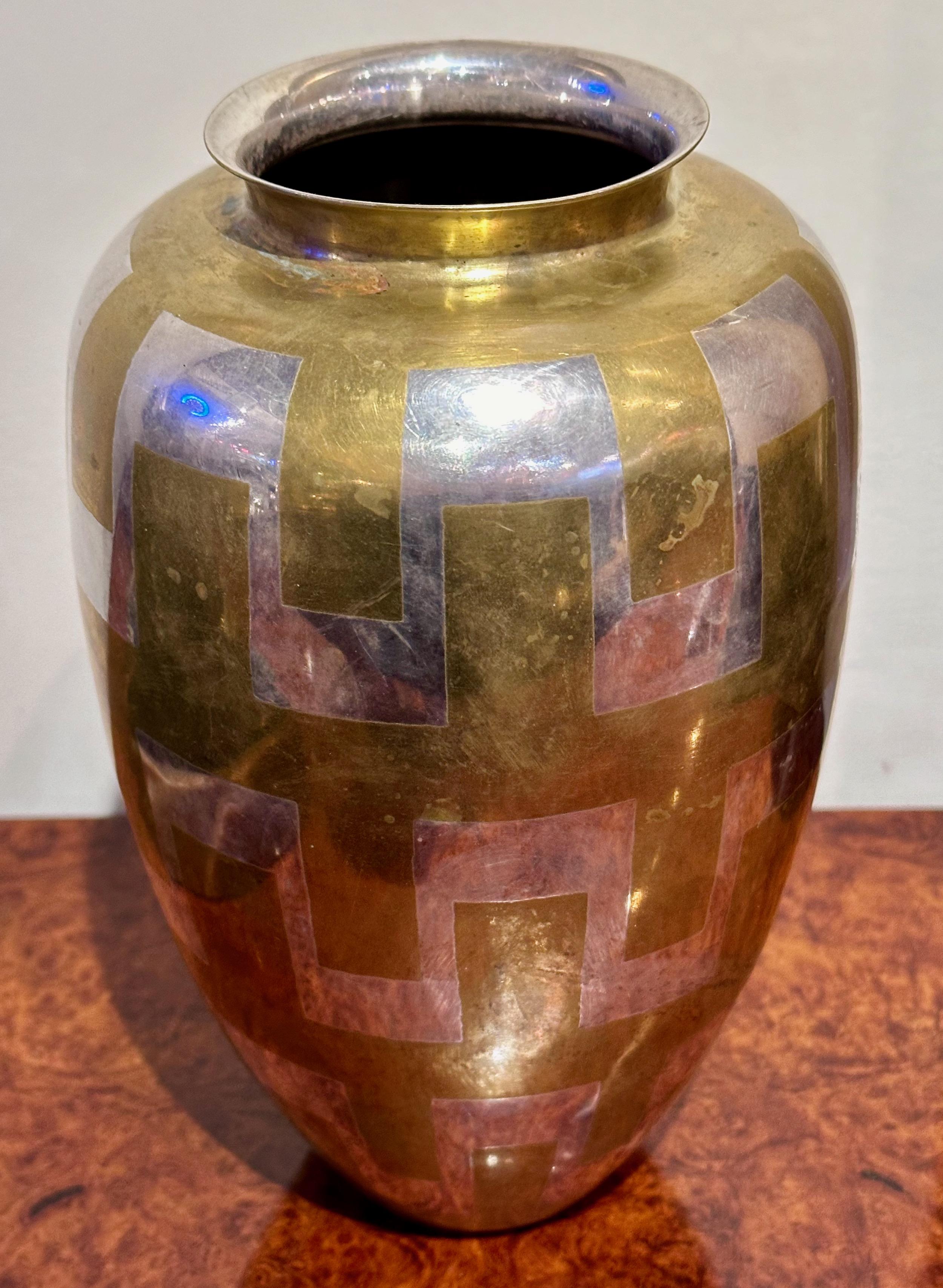 Français Vase en Metal Christofle par Luc Lanel Circa 1925 Art Deco en vente