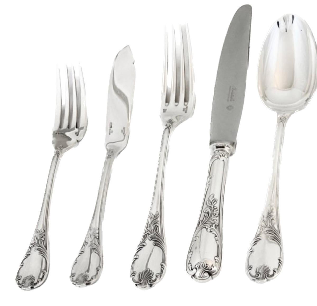 Set da 108 pezzi per 12 persone 

. Questo set comprende:

- 12 Forchette da tavola 
- 12 Coltelli da tavola 
- 12 cucchiai da tavola 
- 12 cucchiaini da caffè
 - 12 forchette da dessert 
- 12 coltelli da dessert 
- 12 cucchiai da dessert 
- 12