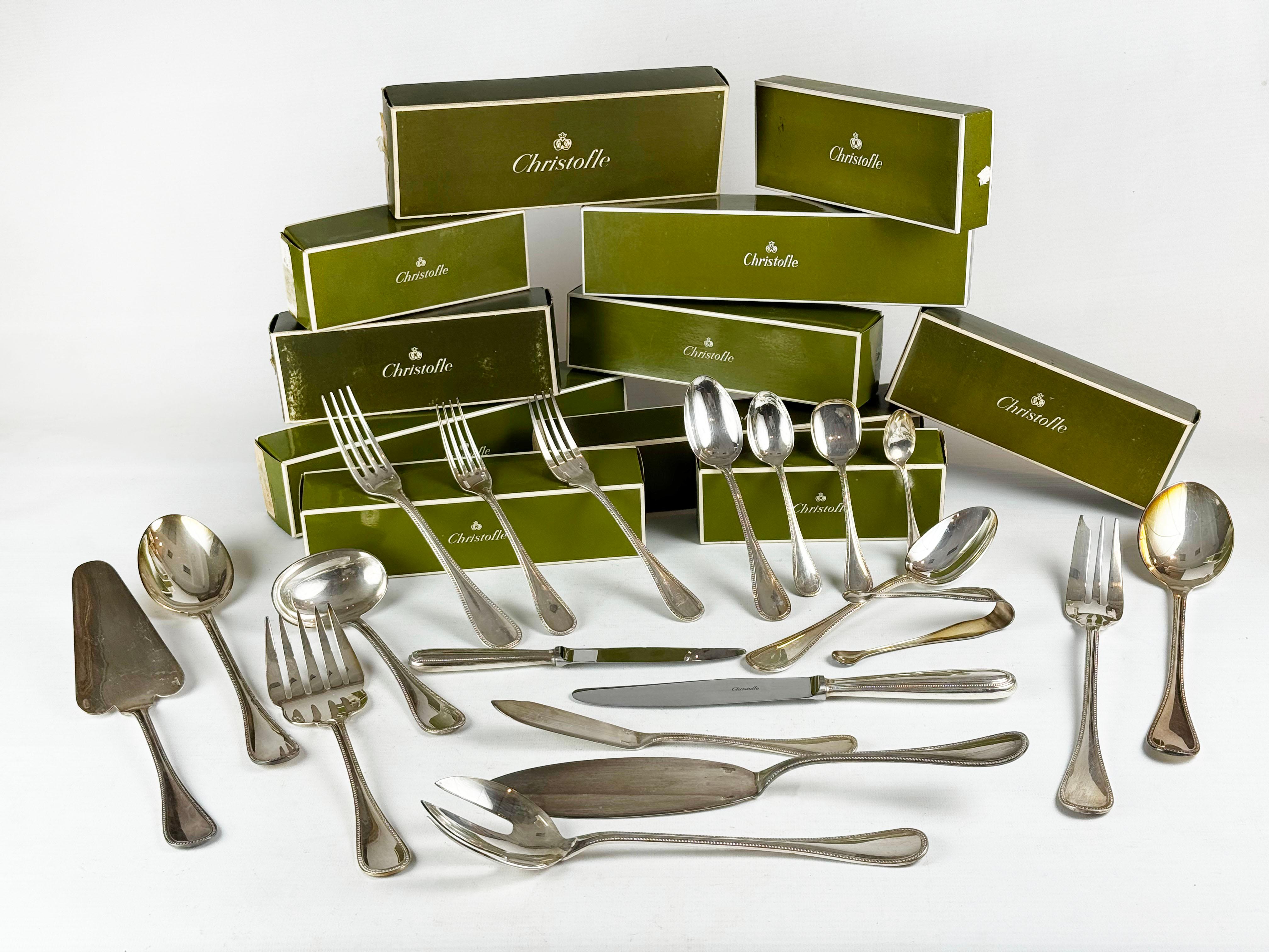 Christofle Model Perles Set de couverts 100 pièces, Imperial, en argent plaqué 
Fabriqué en Argentine

Set de couverts de 100 pièces : 

12 cuillères de table 
12 cuillères à soupe 
12 cuillères à dessert  
12 cuillères à glace 
12 cuillères à thé