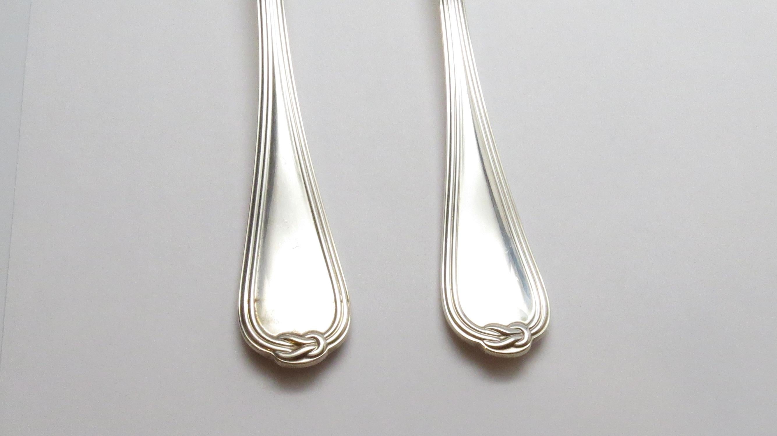 Christofle sterling silver salad serving fork and spoon set in the Oceana pattern. Marked: CHRISTOFLE, STERLING 925, hallmarks: bee with OC in diamond cartouche, Minerva head to the right. Measures: 10